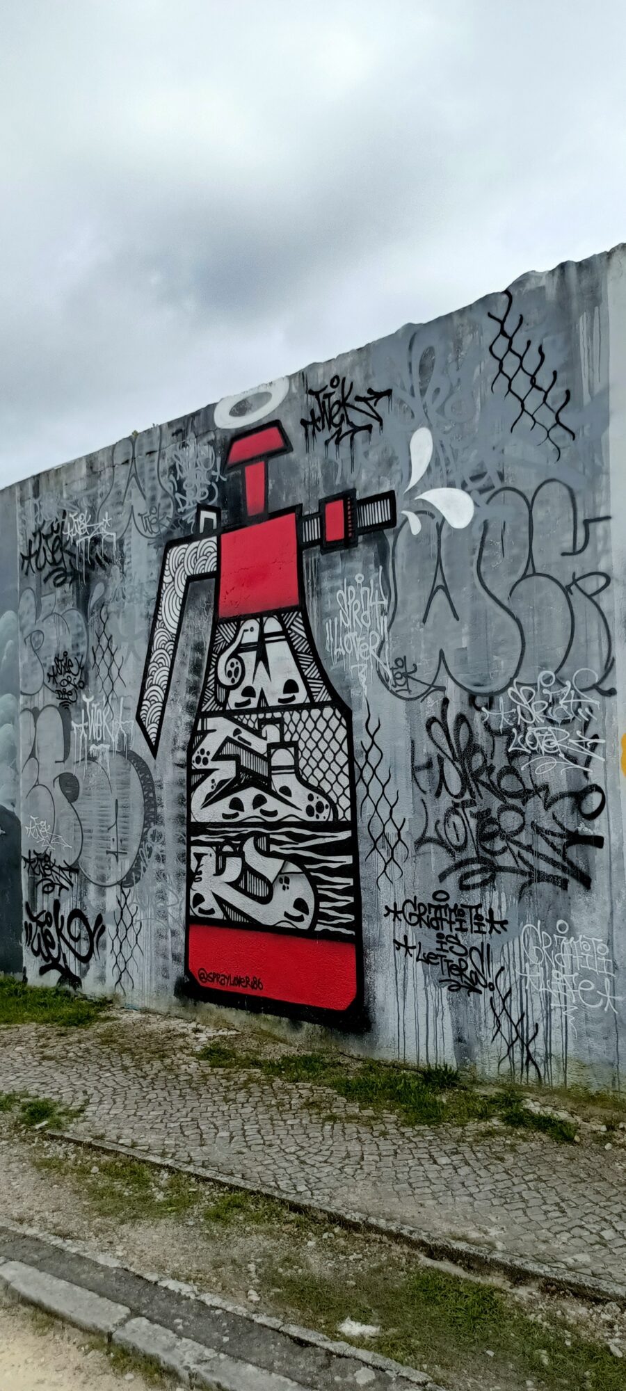 Bombe aérosol rouge et noir par Spray Lover — Street art de Spray Lover à Almada