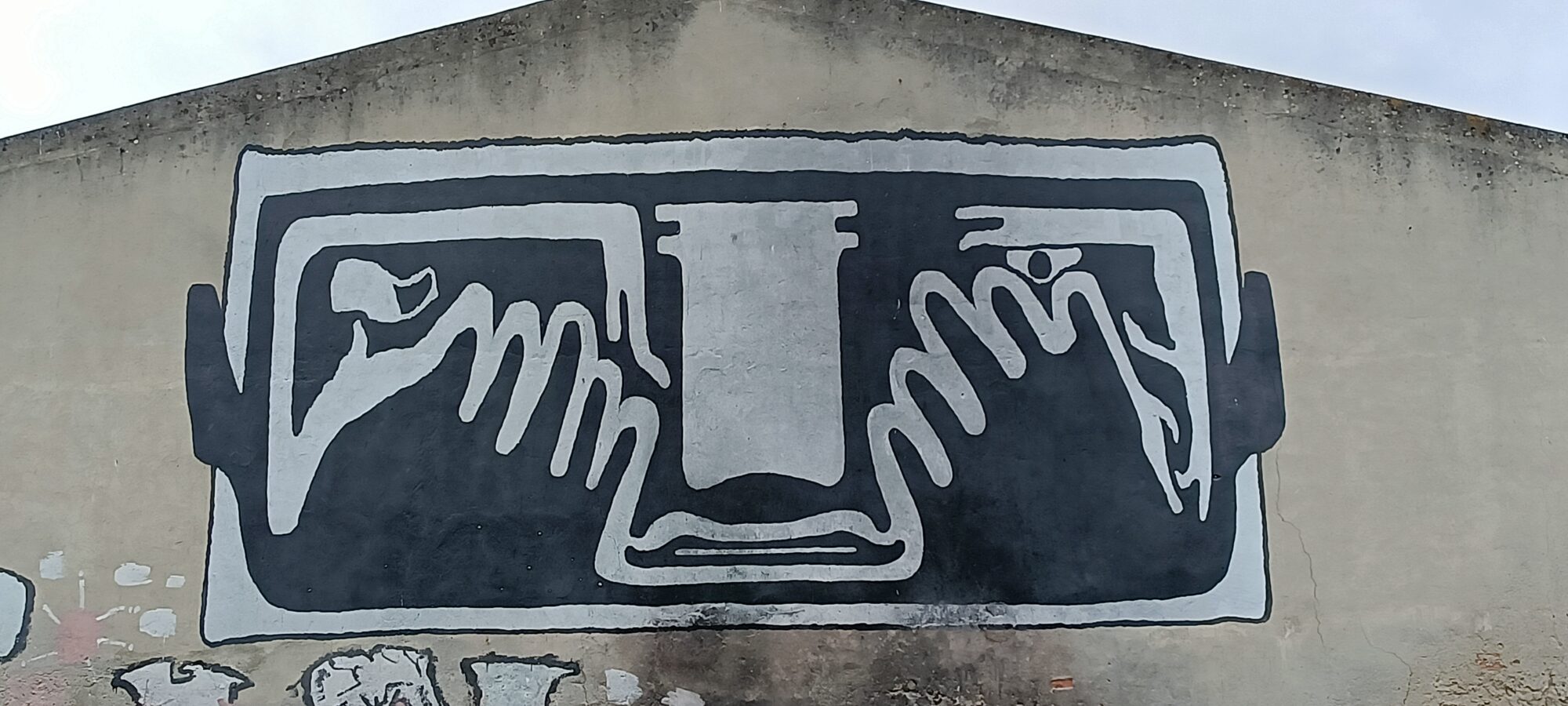 Visage aux mains, sérigraphie noir et blanc — Street art à Almada
