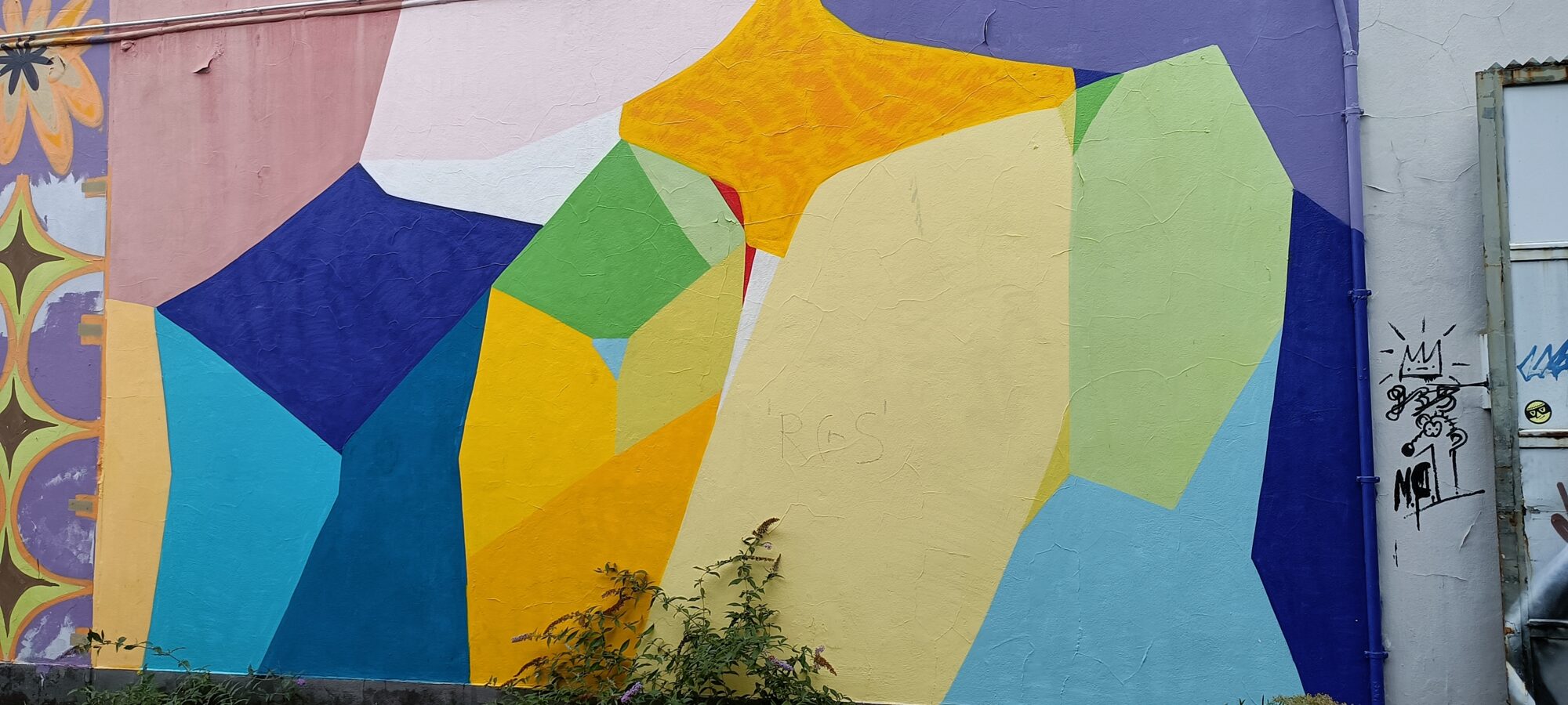Aplats géométriques en couleurs franches — Street art à Köln