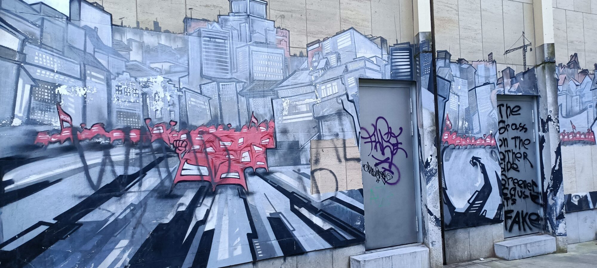 The Red Crowd and the Greener Grass — Street art in Bruxelles