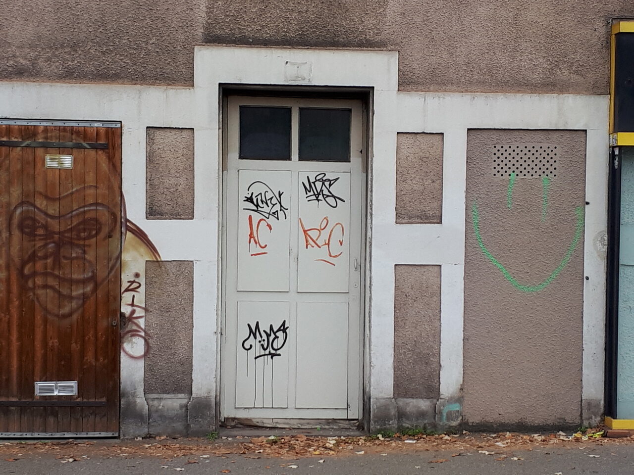 GRN_15, Space Invader de la place d'Apvril — Street art de Invader à Grenoble