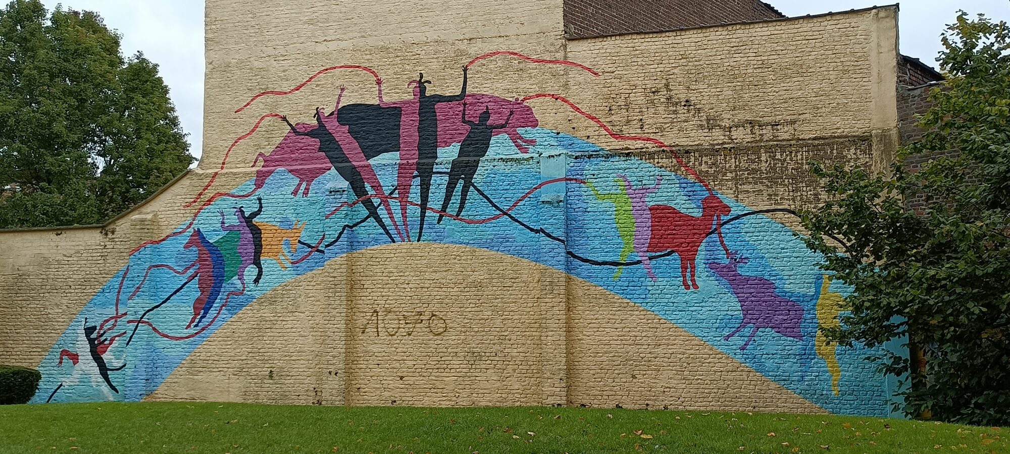 Arche rupestre aux figures colorées — Street art à Anderlecht