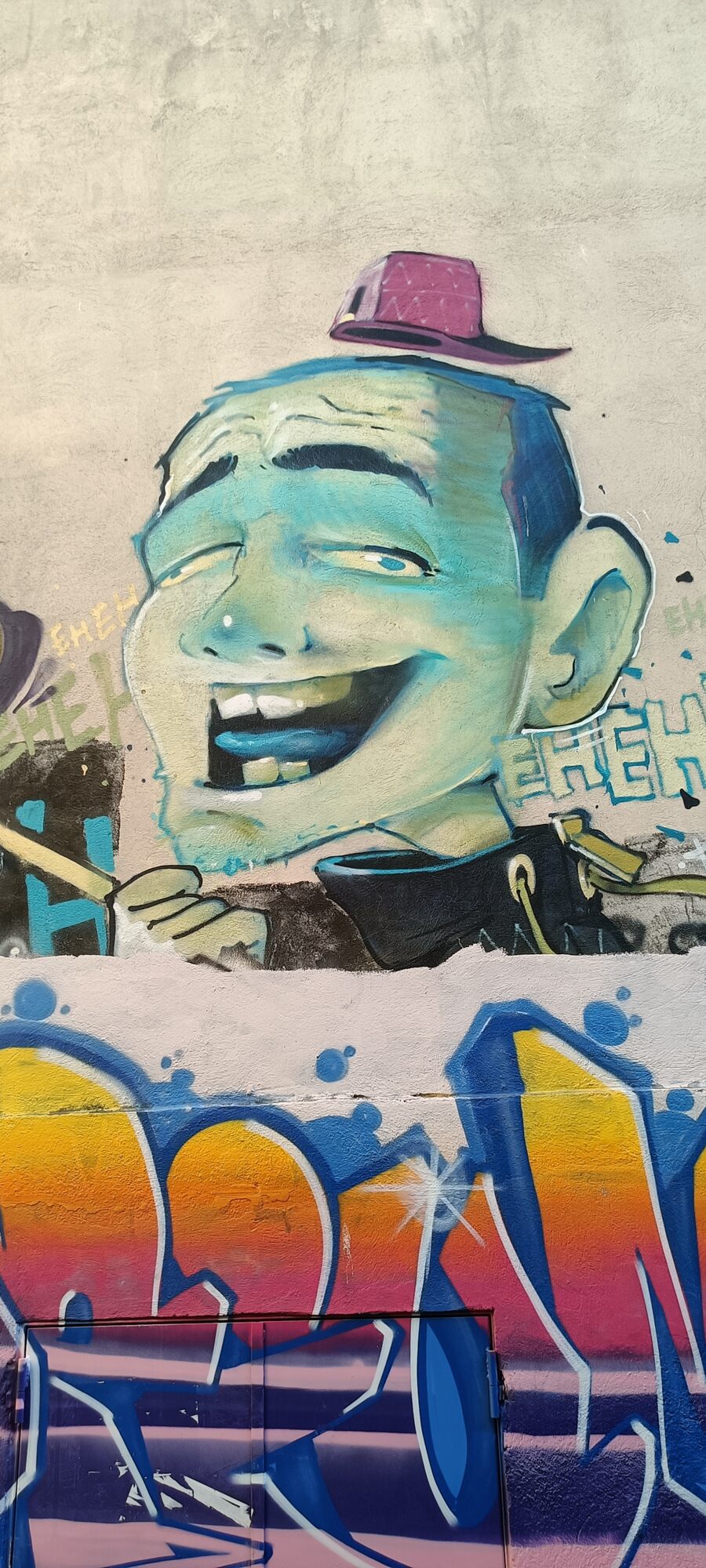 Visage hilare au chapeau mauve — Street art à Marseille