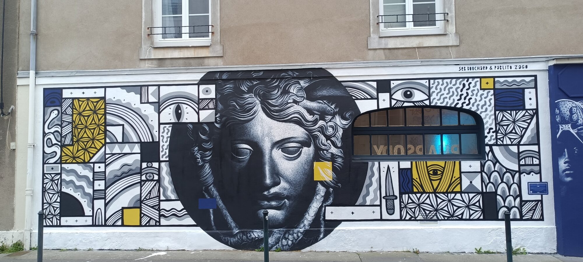 Classical head and graphic patterns on Rue Baron — Street art by Seb Bouchard, Pablito Zago in Nantes