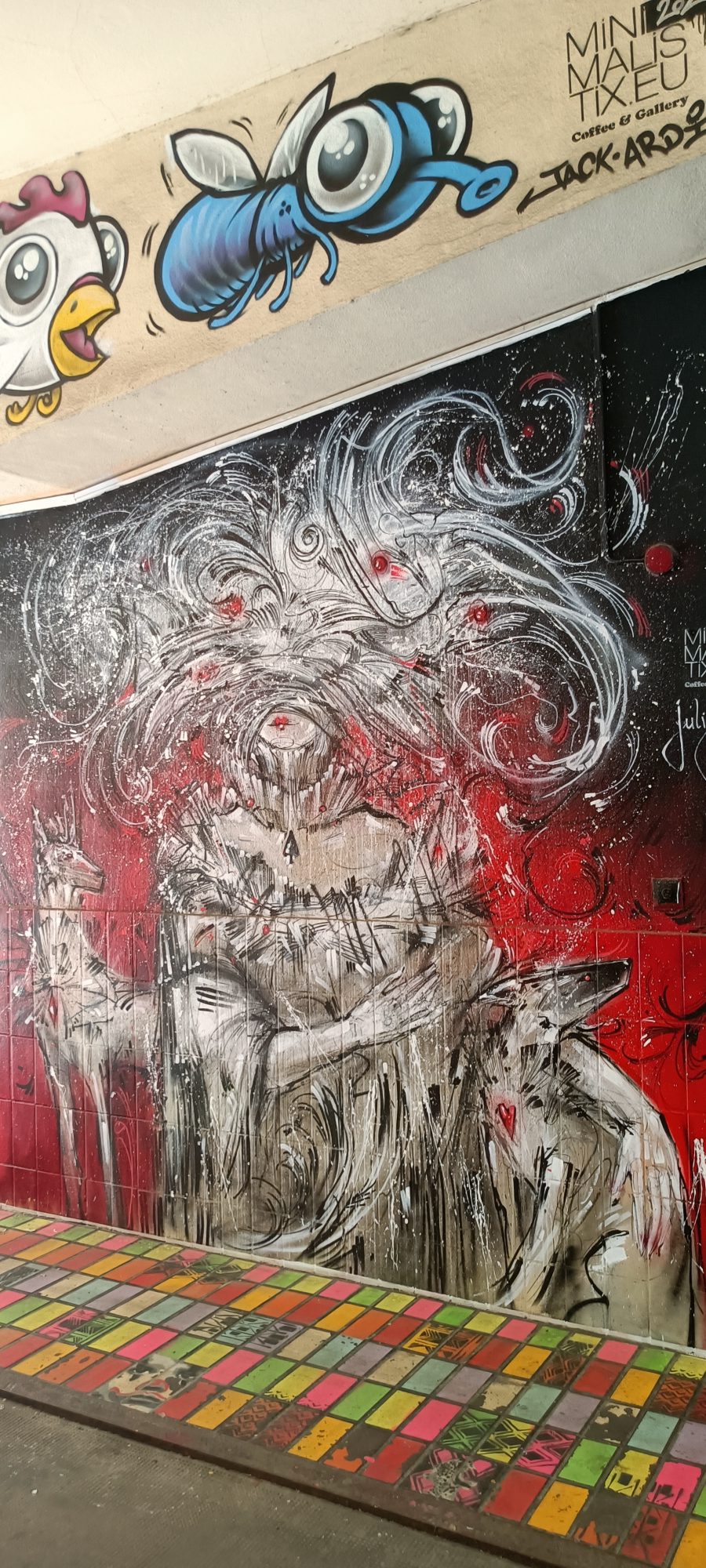 Tourbillon de crânes blancs — Street art à Berlin