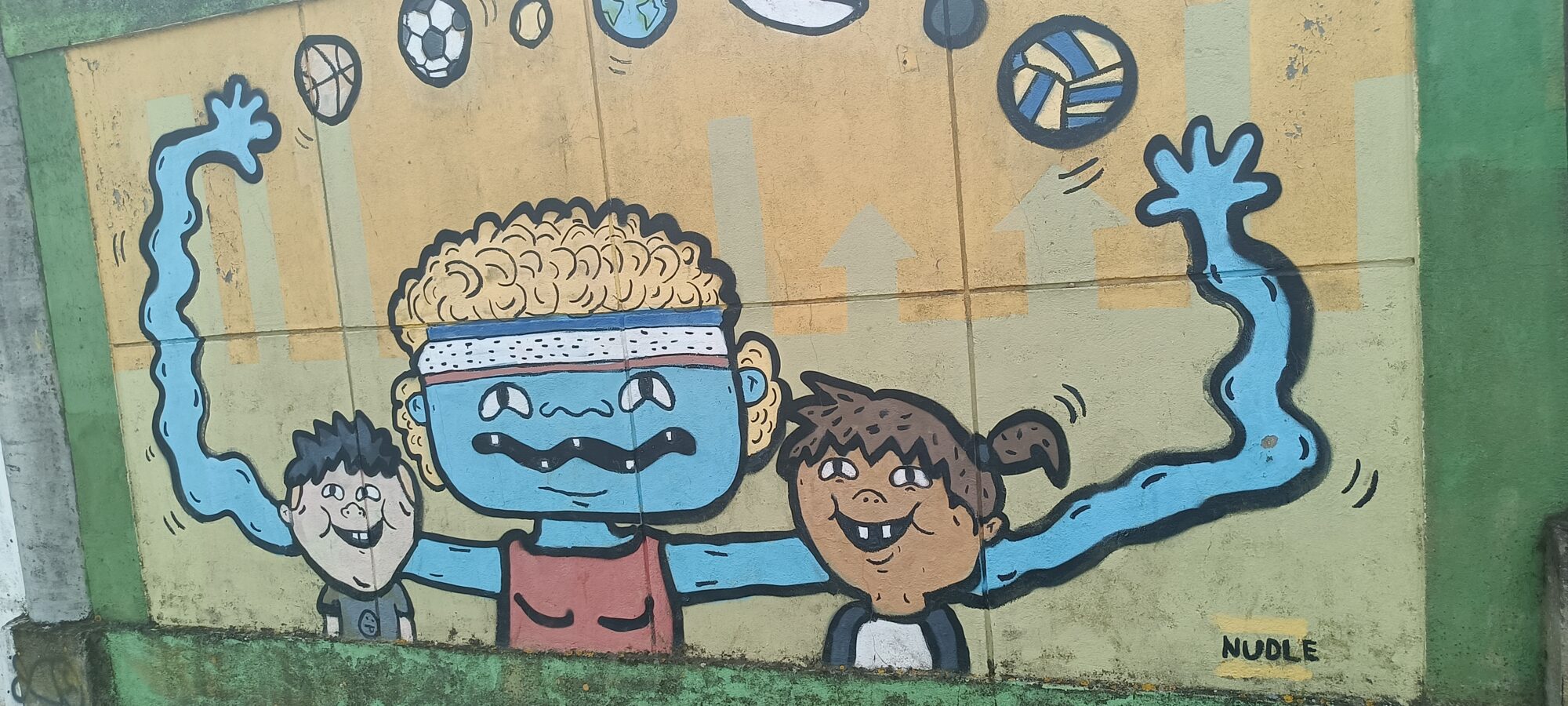 Blue Juggler and Children by Nudle — Street art in Lisboa