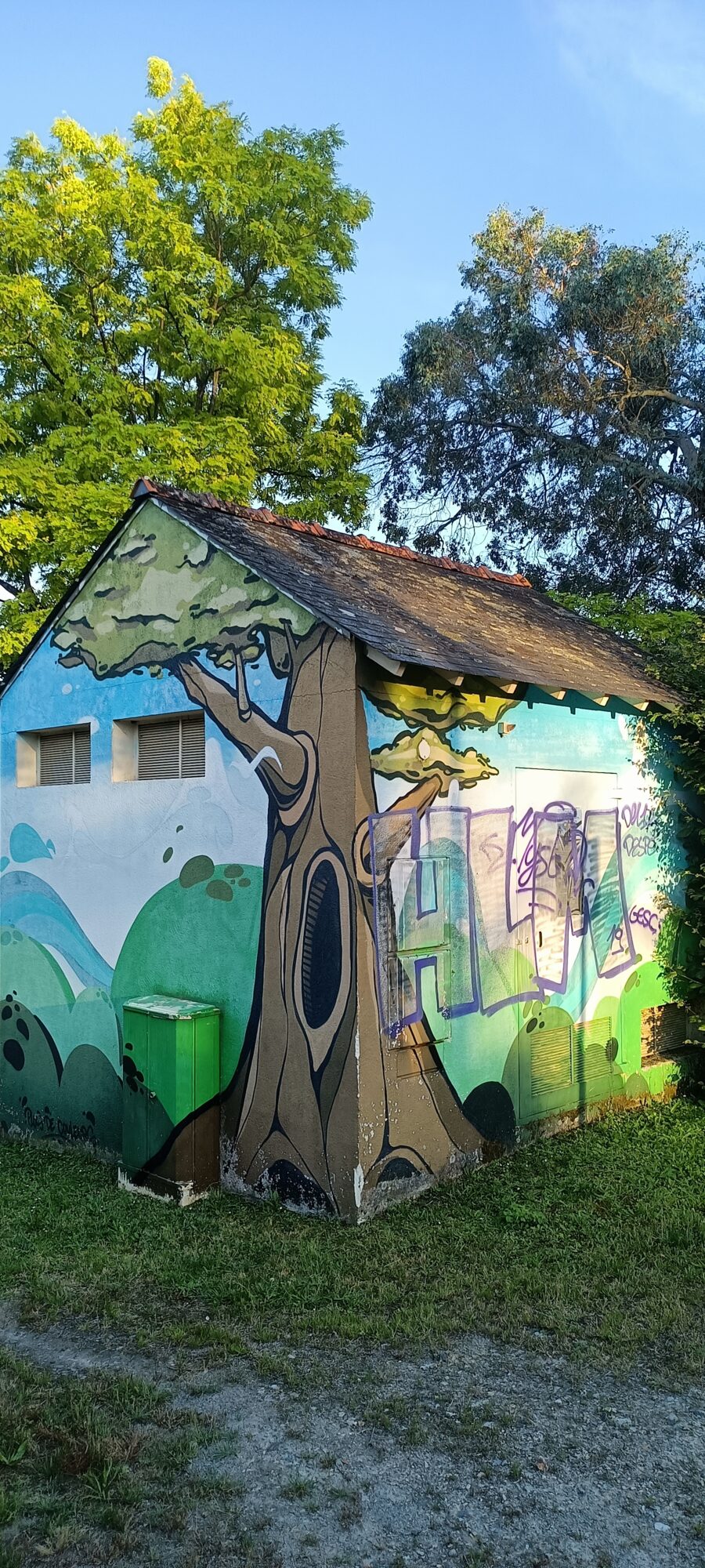 Cabane peinte en arbre à Sucé-sur-Erdre — Street art à Sucé-sur-Erdre