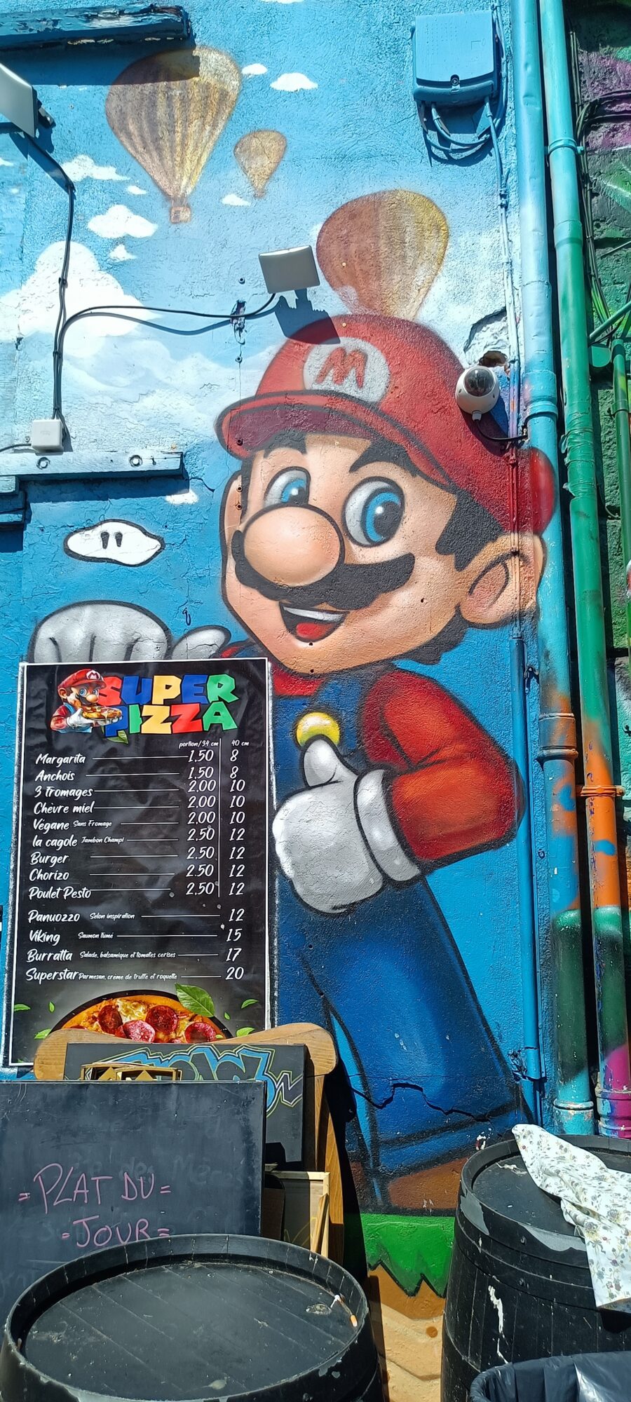 Super Mario and the hot air balloons — Street art in Marseille