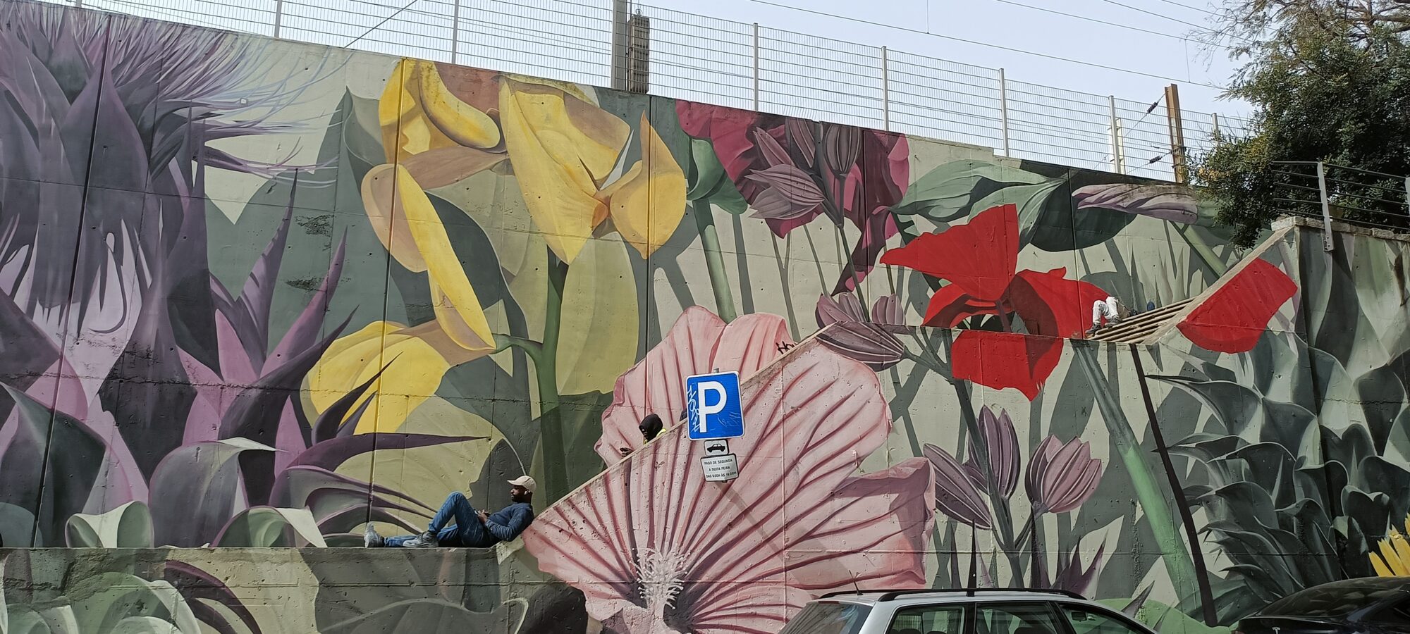 Fresque botanique géante aux arums jaunes — Street art de Thiago Mazza à Lisboa
