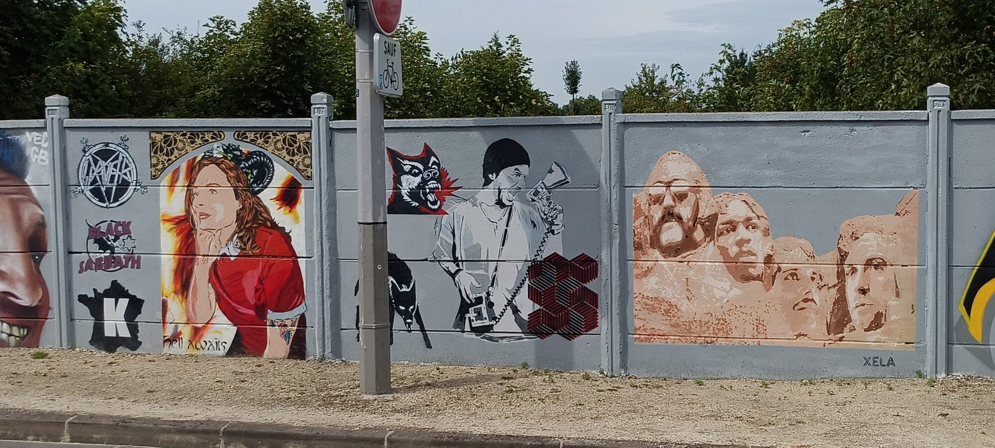 Panthéon rock au pochoir par Xela — Street art à Reims