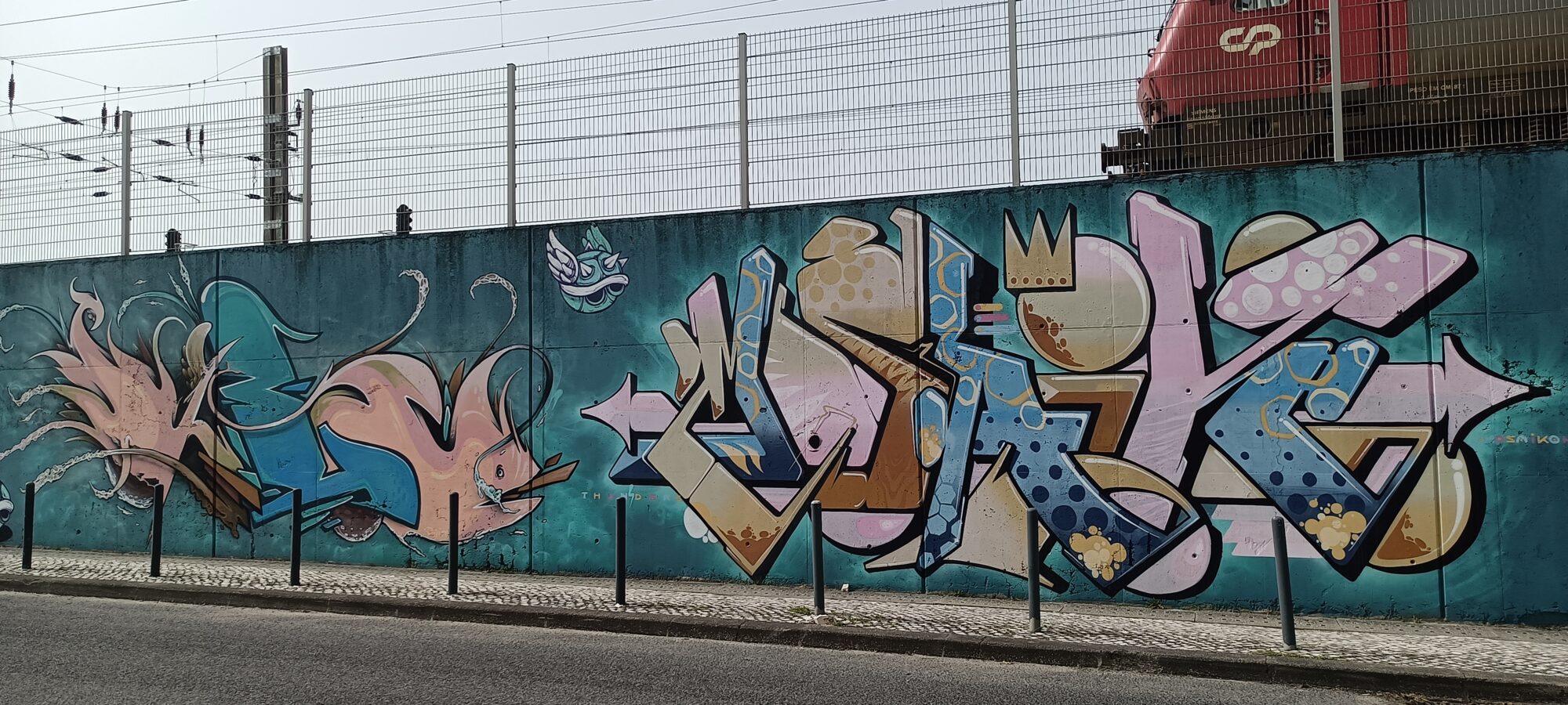 Piece wildstyle couronnée et poisson — Street art à Lisboa