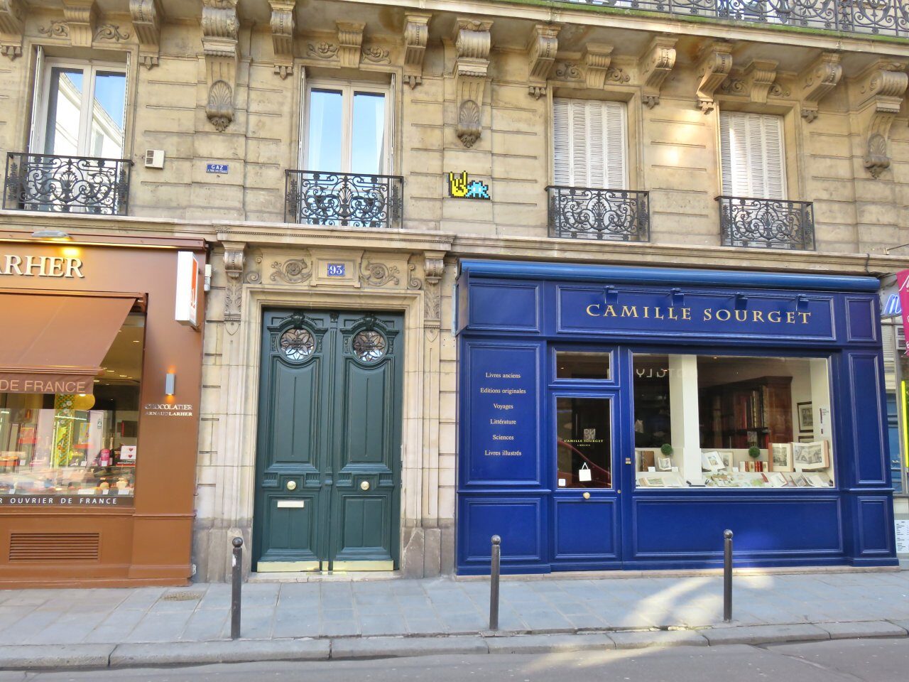 PA_1337, Space Invader on 93 rue de Seine — Street art by Invader in Paris