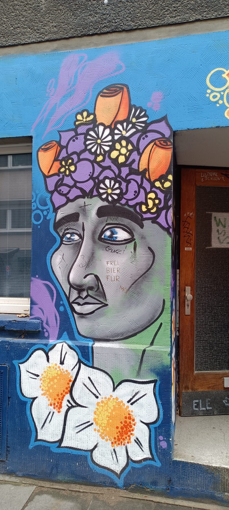 Visage gris à la couronne de fleurs — Street art à Köln
