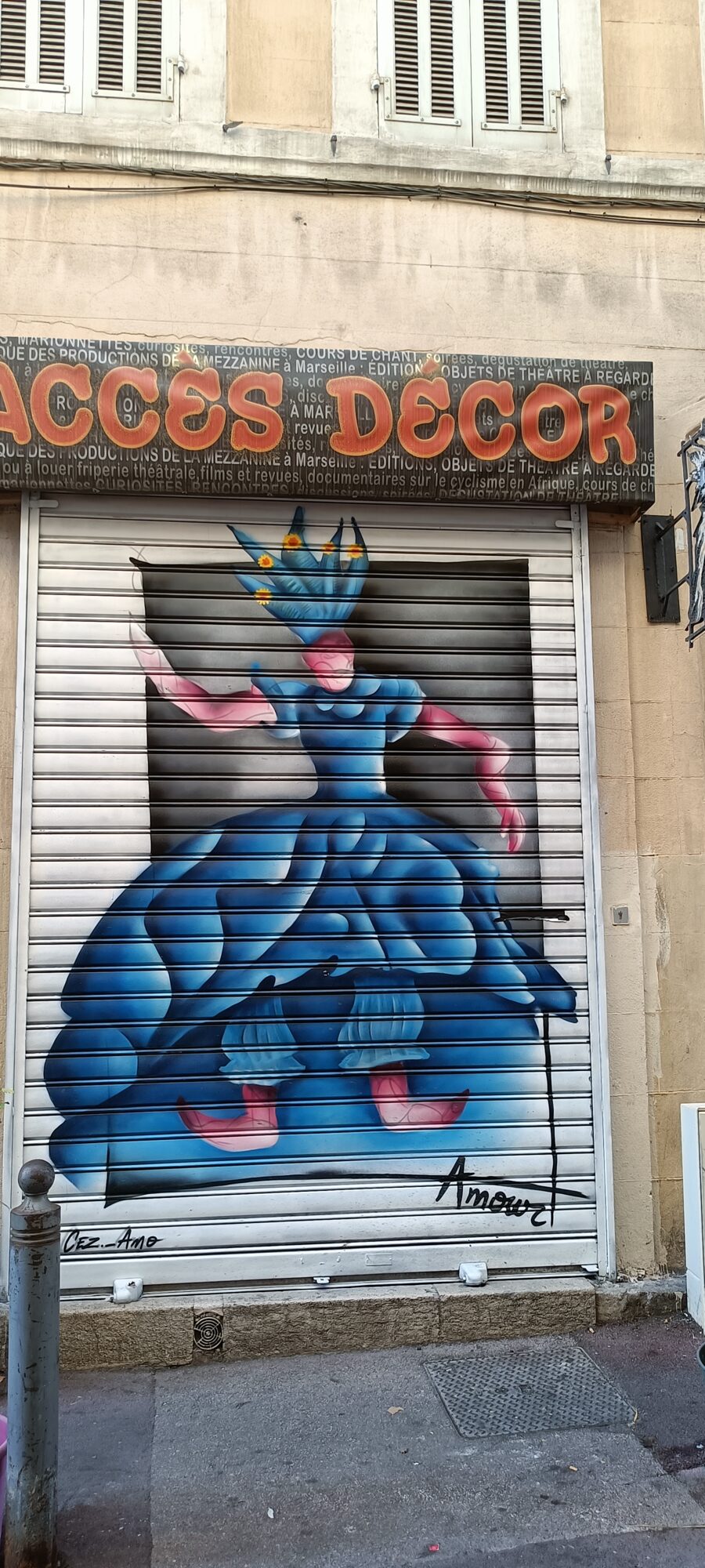 Robe à panier bleue chez Accès Décor — Street art à Marseille