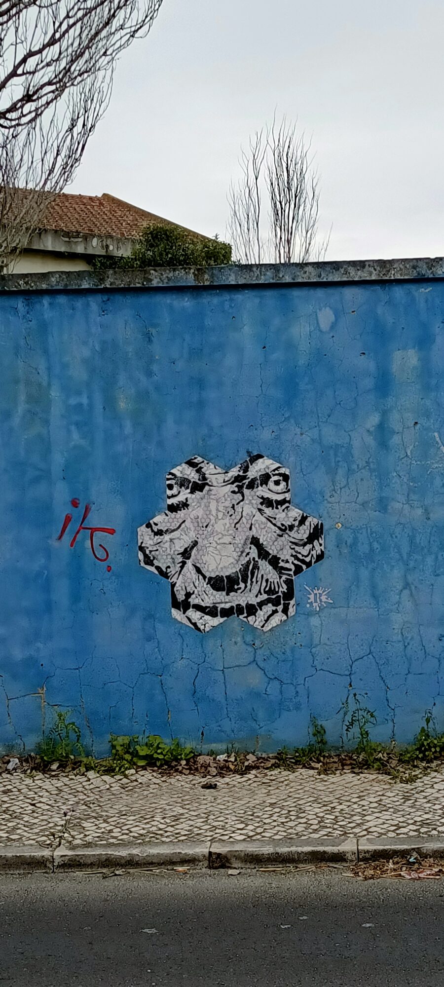 Rosace d'azulejos sur mur bleu — Street art de Add Fuel à Lisboa