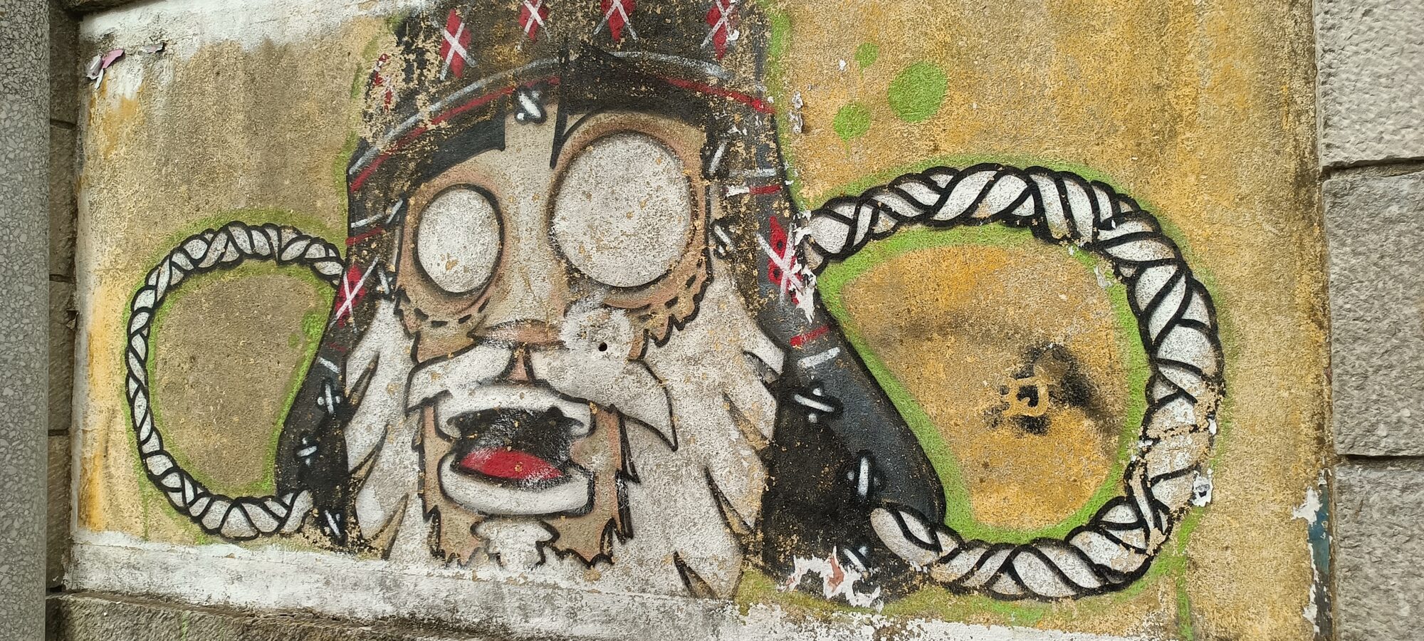 Masque barbu aux grands yeux blancs — Street art à Lisboa