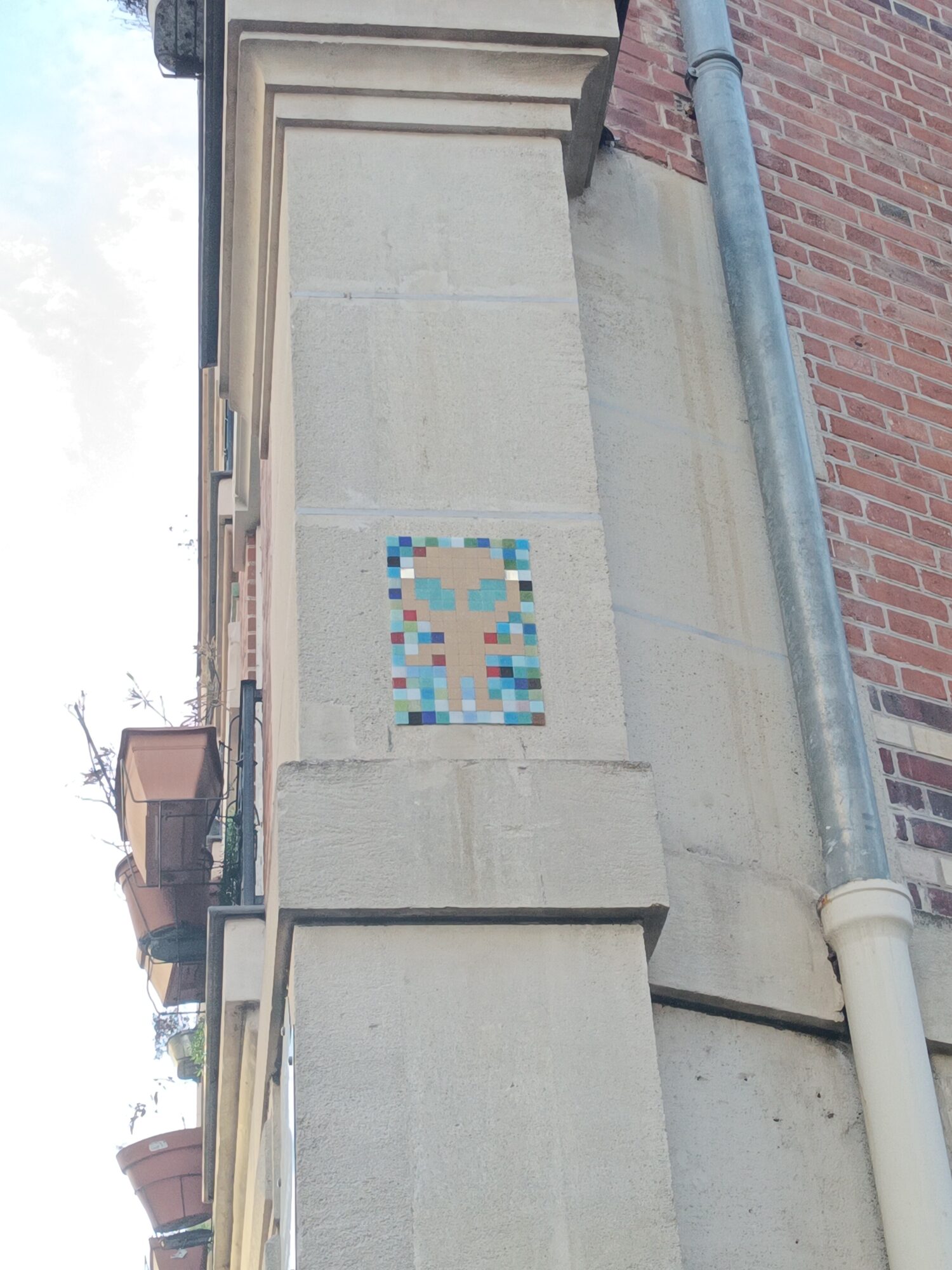 Beige alien in tesserae — Street art by Mr Djoul in Paris