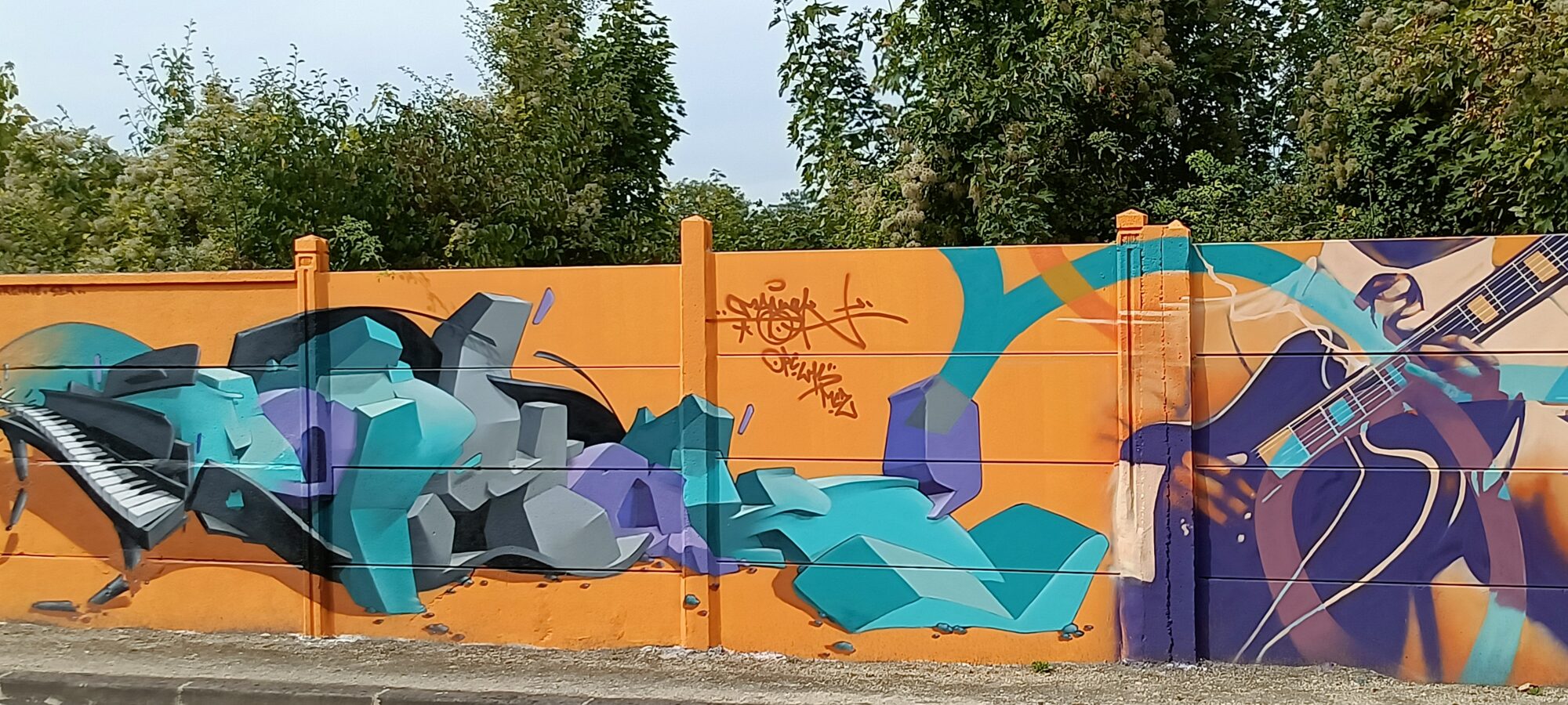 Shattered Piano and Guitarist on Orange — Street art in Reims