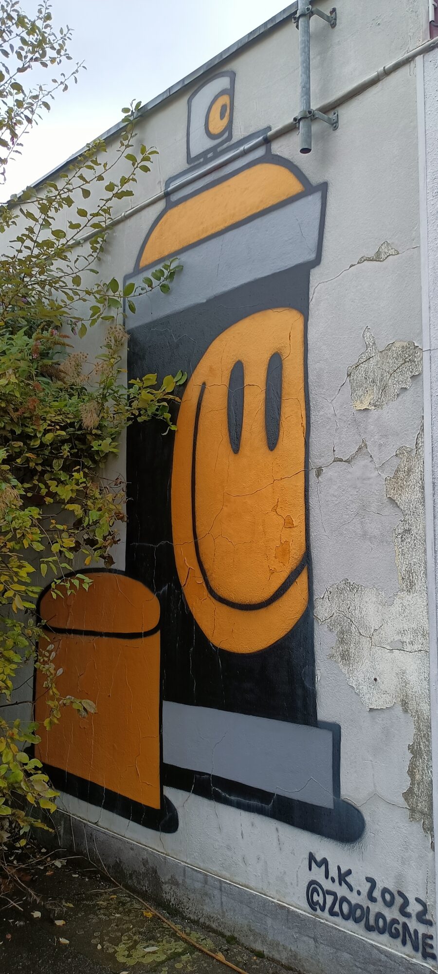 Smiling spray can by Zoologne — Street art by Zoologne in Köln