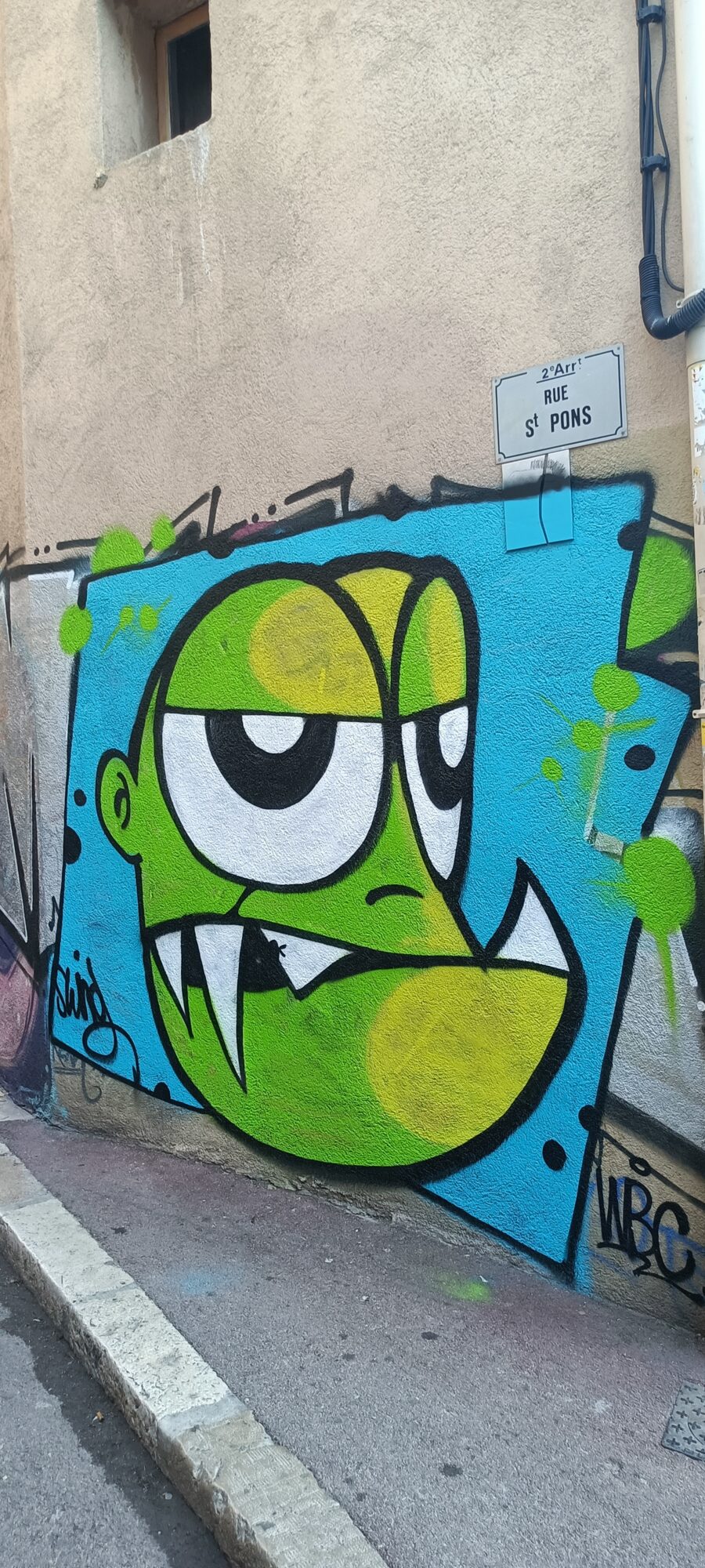Monstre vert cyclope rue Saint-Pons — Street art à Marseille