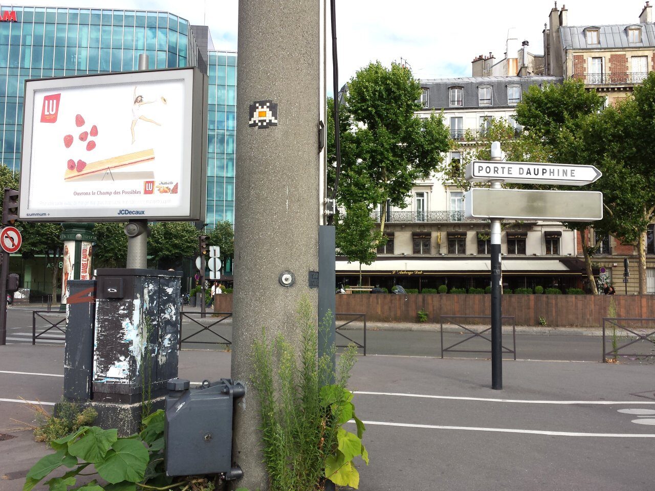 PA_309, Space Invader on Boulevard de l'Amiral Bruix — Street art by Invader in Paris