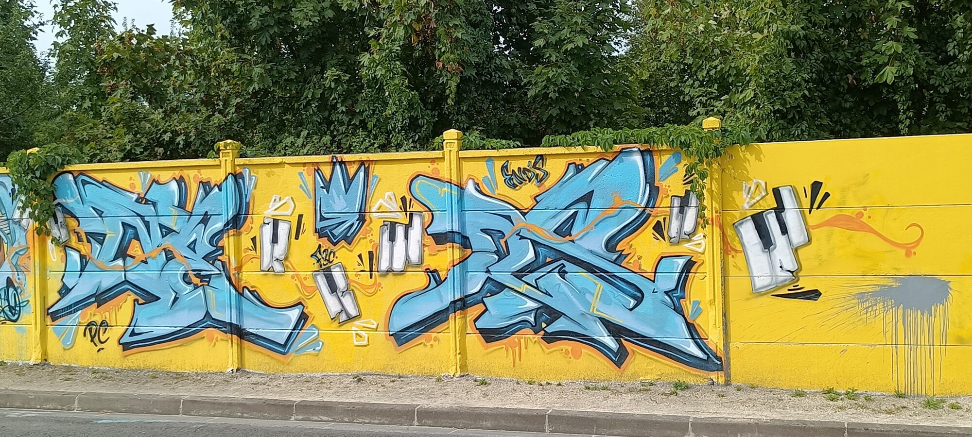 Sky Blue Lettering and Piano Keys — Street art in Reims