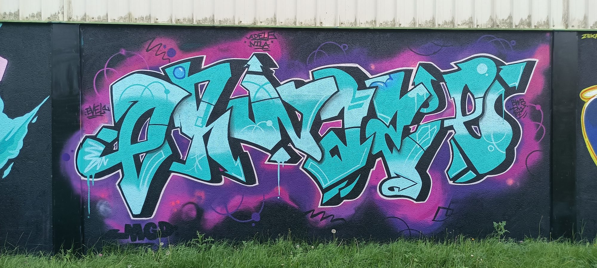 Lettrage turquoise du crew MGD — Street art à Sainte-Luce-sur-Loire