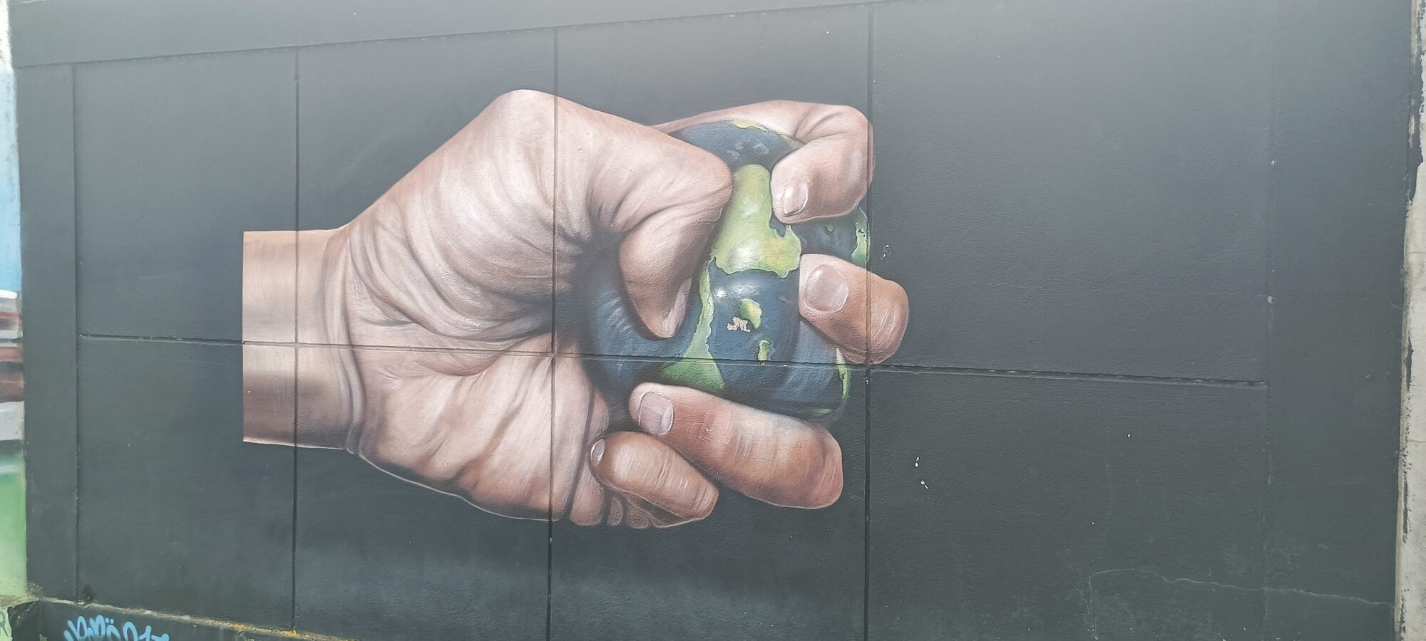 Main qui écrase la Terre — Street art à Lisboa