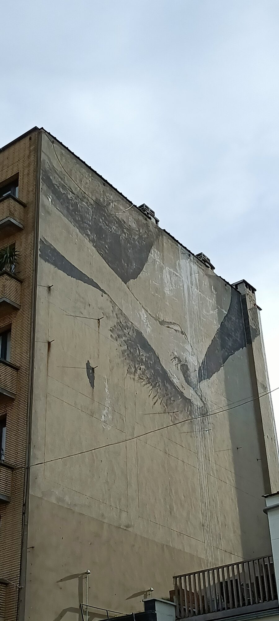 Nu monumental effacé par le temps — Street art à Bruxelles