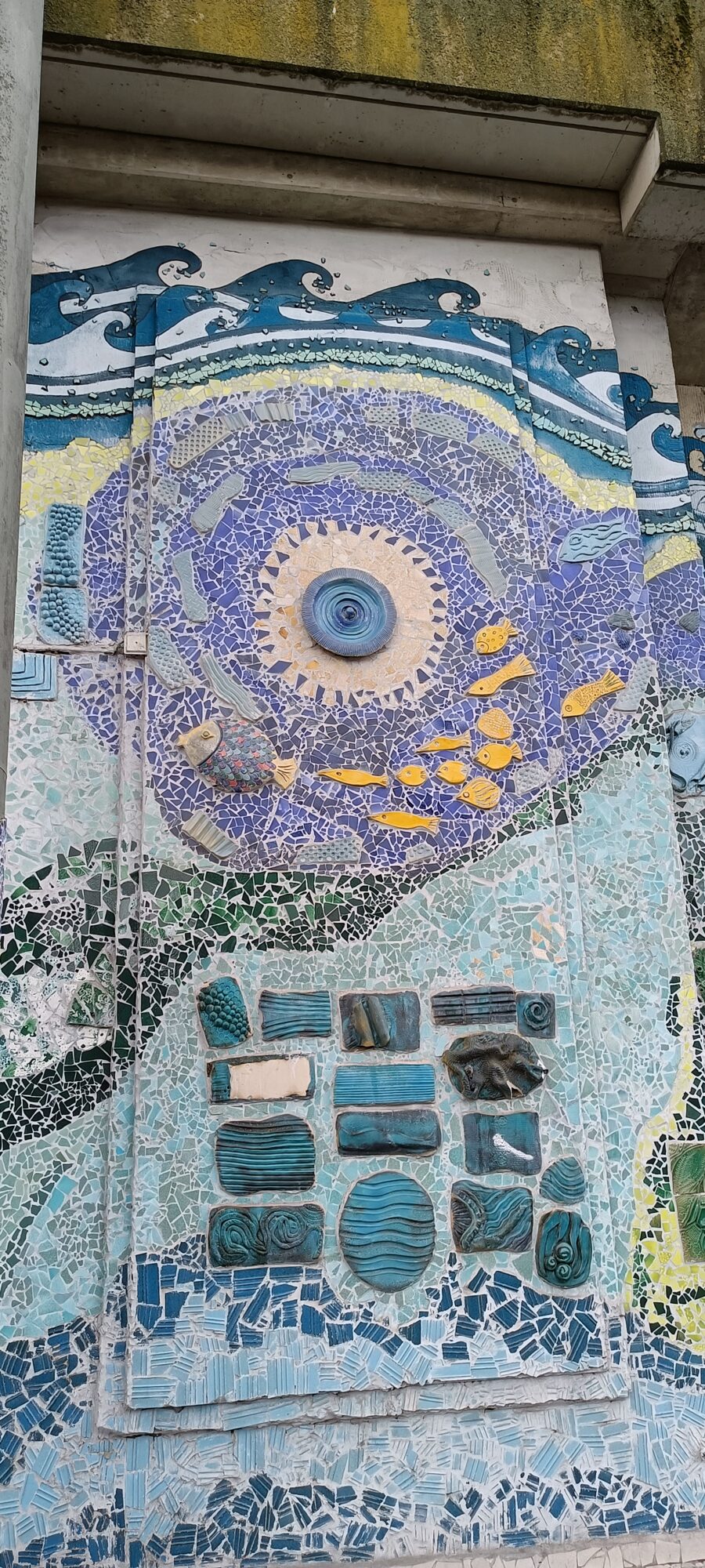 Mosaïque marine aux poissons jaunes — Street art à Köln