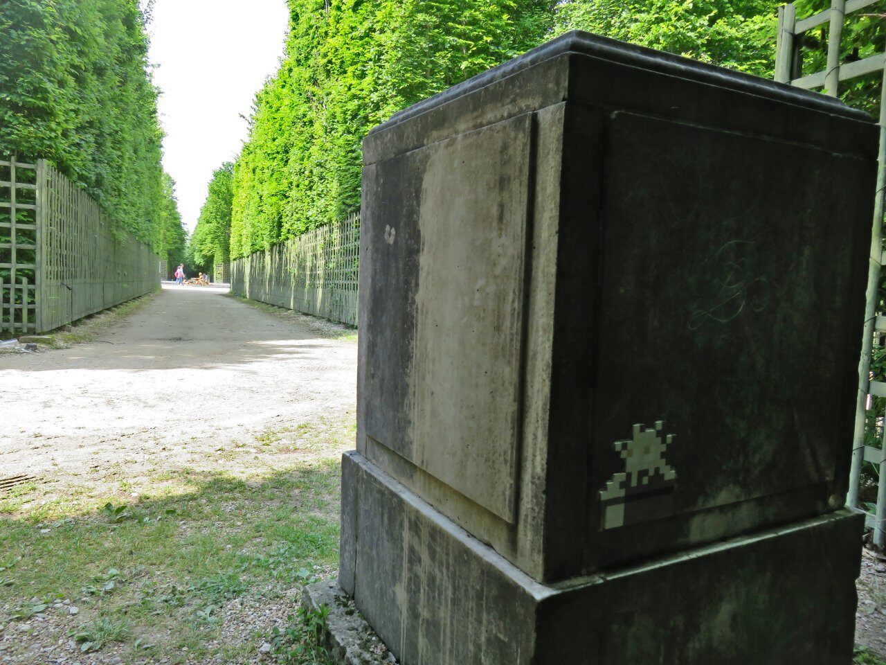 VRS_30, Space Invader de l'allée des Prés — Street art de Invader à Versailles