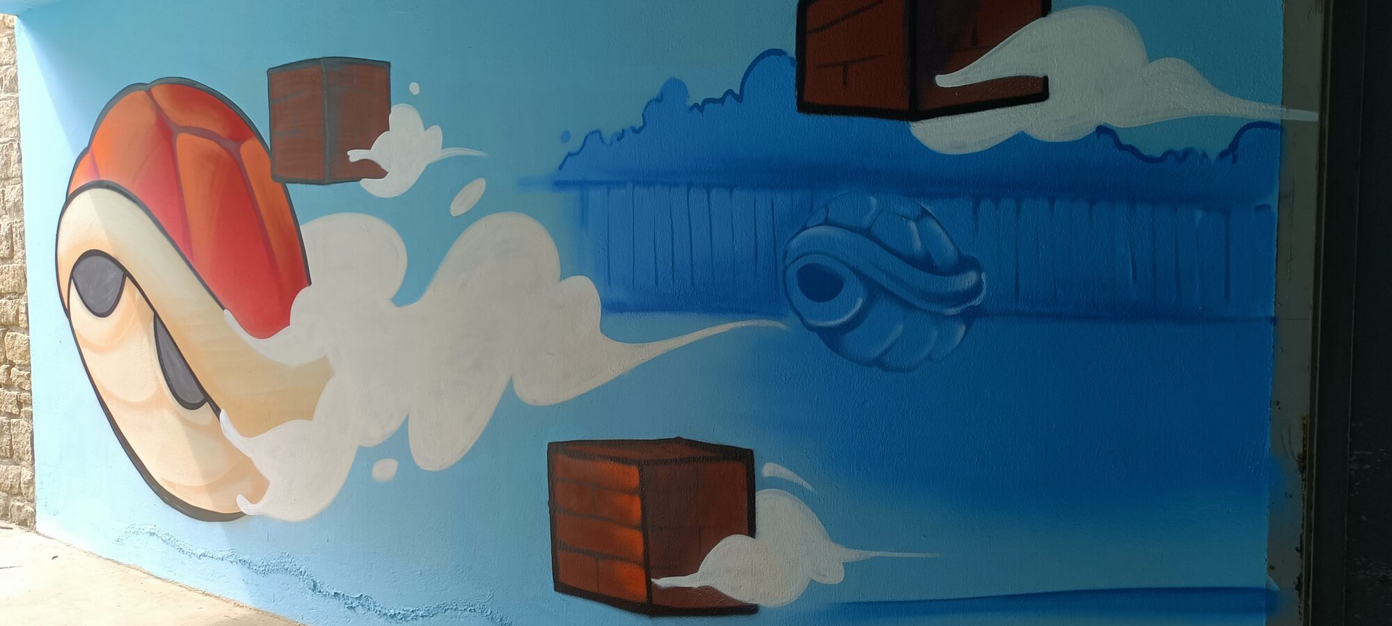 Carapace rouge et blocs volants — Street art à Paimpol