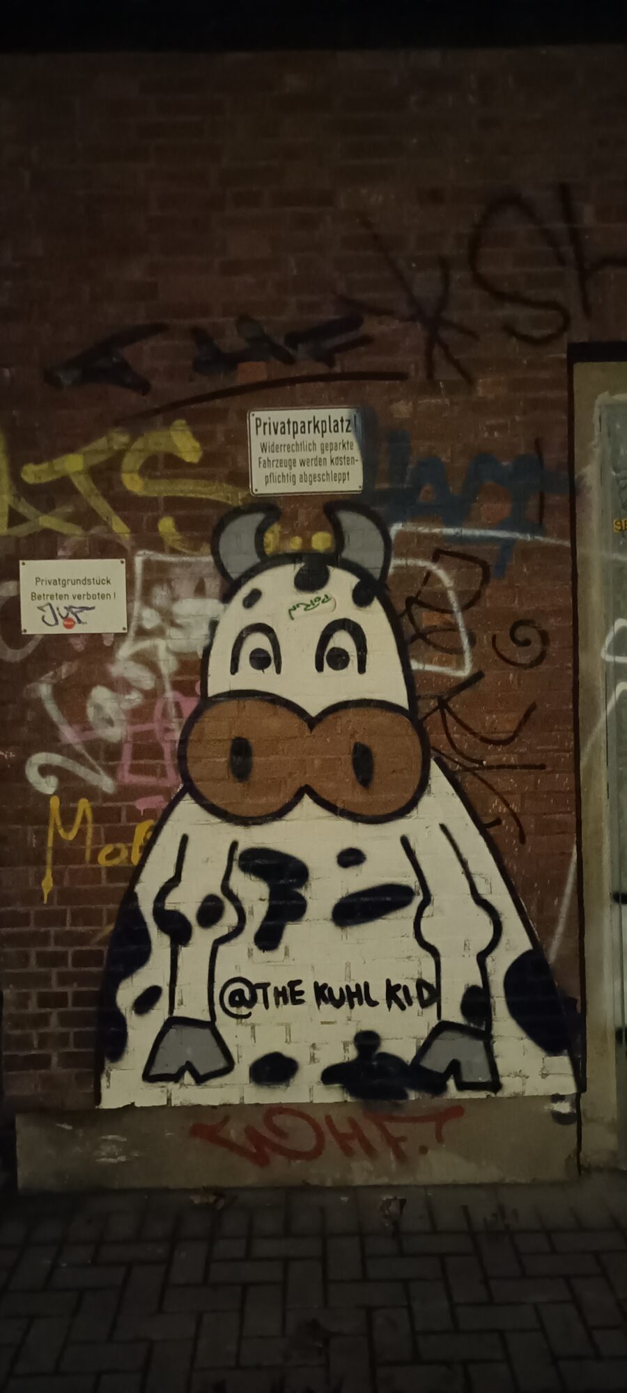 Vache sur mur de briques, Huhnsgasse — Street art de The Kuhl Kid à Köln