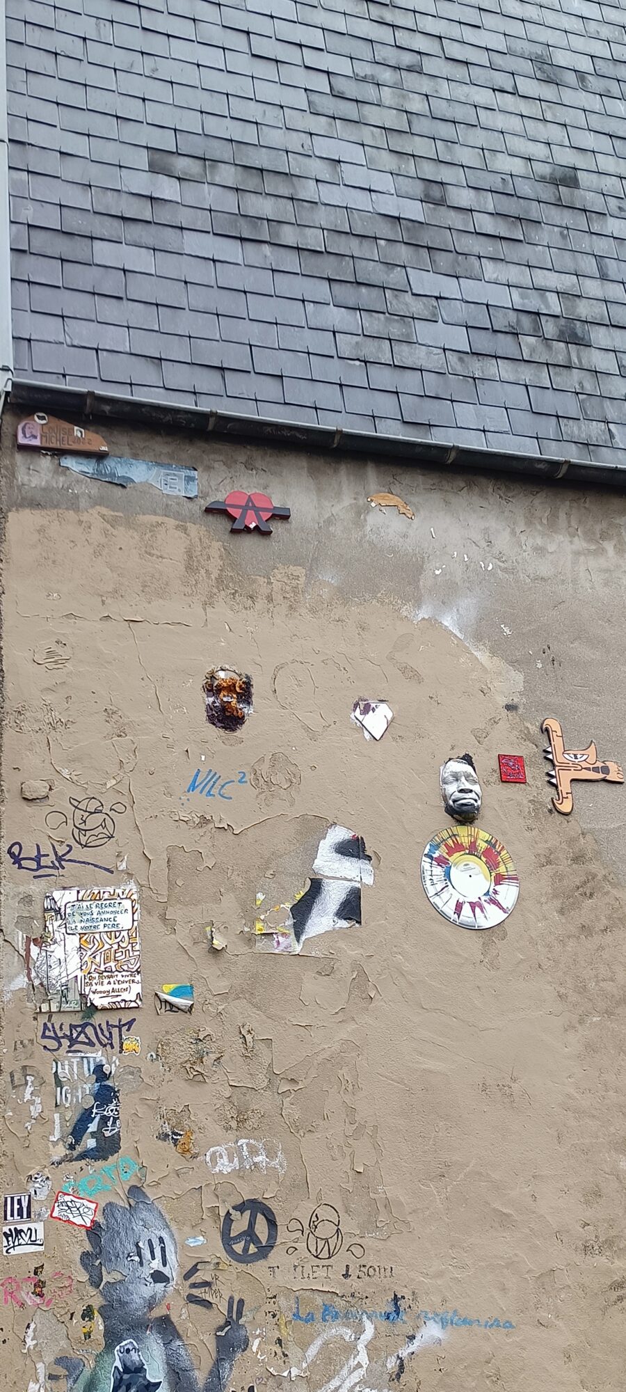 Mur collectif au disque vinyle peint — Street art à Paris