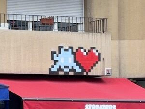 PA_1555, Space Invader on 39 Rue des Pyrénées — Street art by Invader in Paris