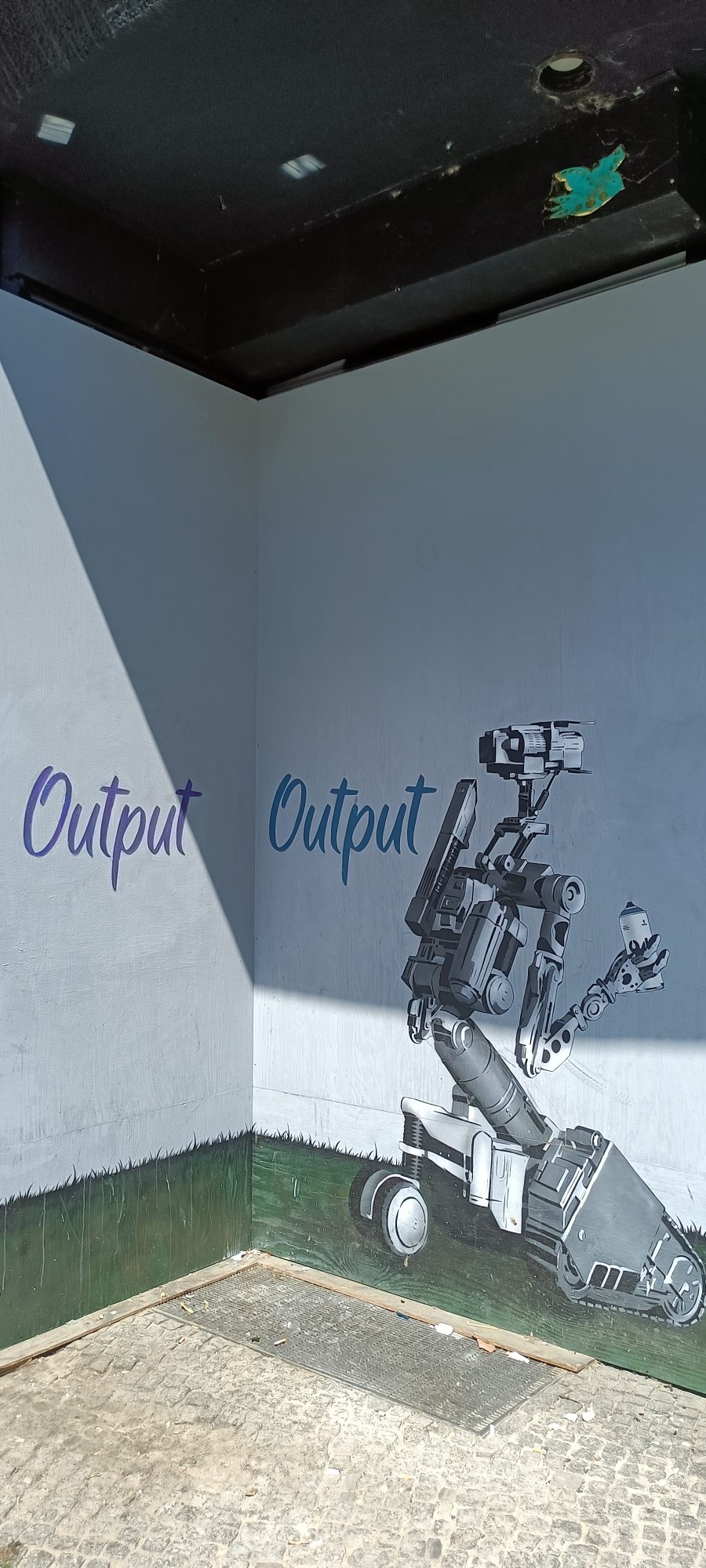 Johnny 5 du recoin Output — Street art à Berlin