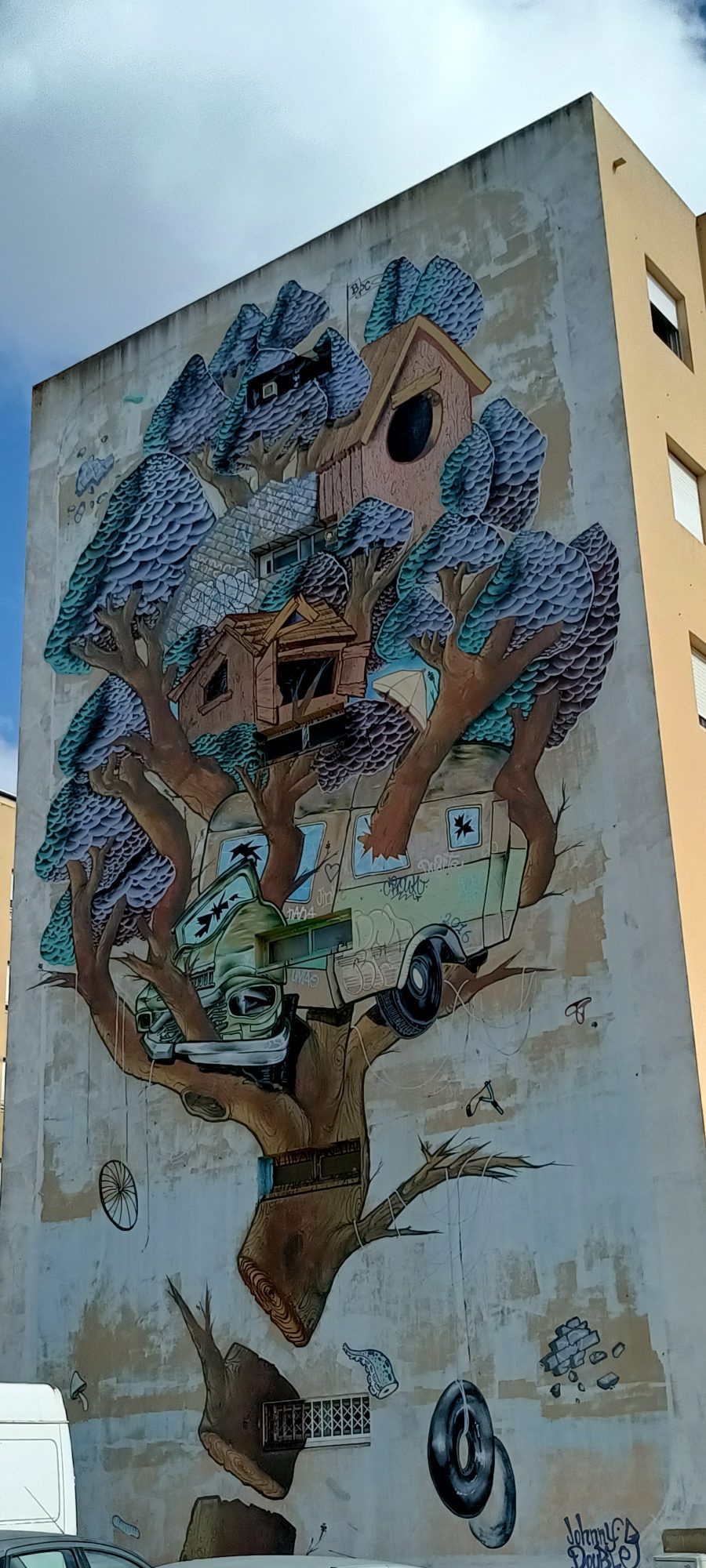 Arbre habité aux cabanes et voiture — Street art de Johnny Double C à Lisbon