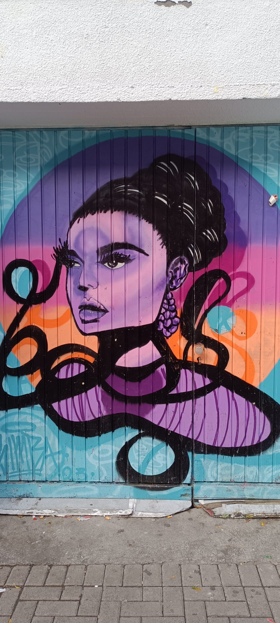 Portrait mauve au ruban noir — Street art à Köln
