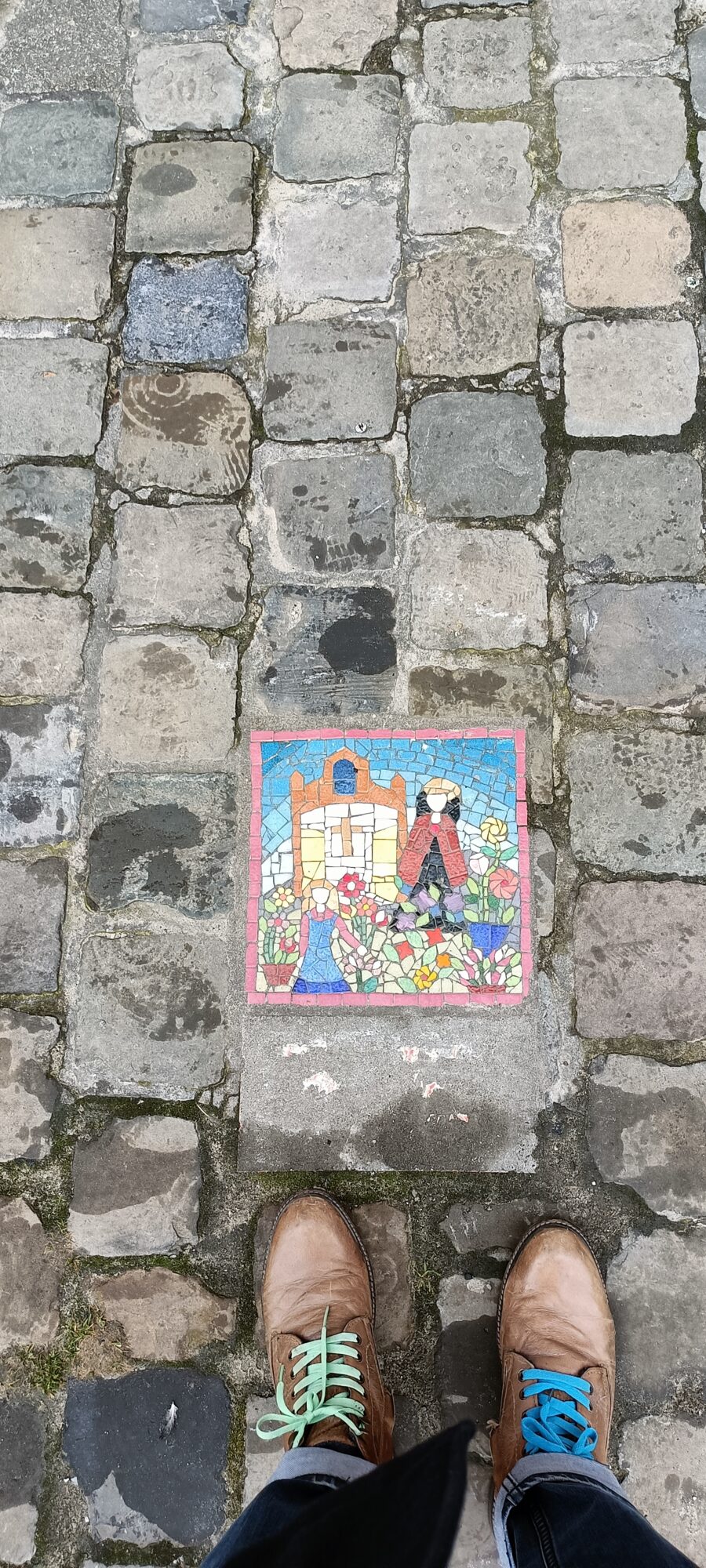 Mosaïque de sol au jardin fleuri — Street art à Bruxelles