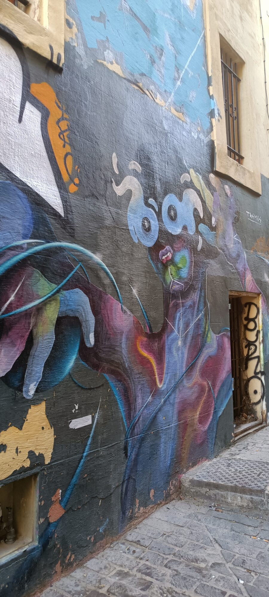 Figure violette à la main tendue — Street art à Marseille
