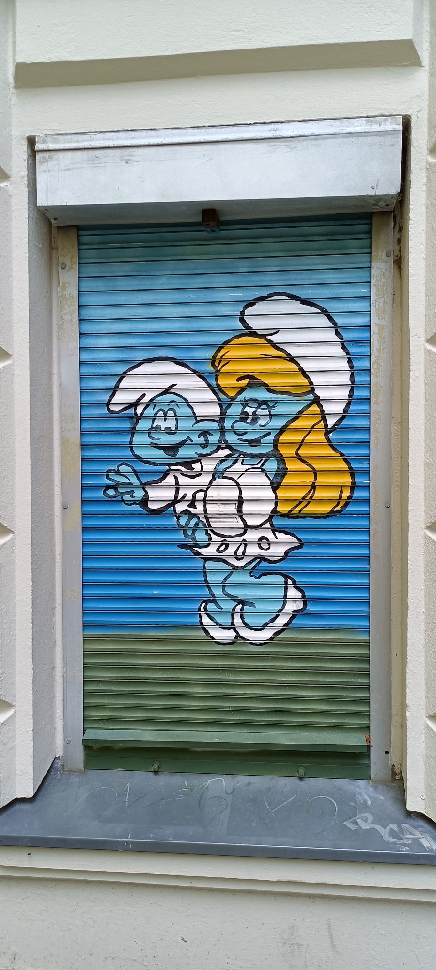 Schtroumpf et Schtroumpfette du volet — Street art à Berlin
