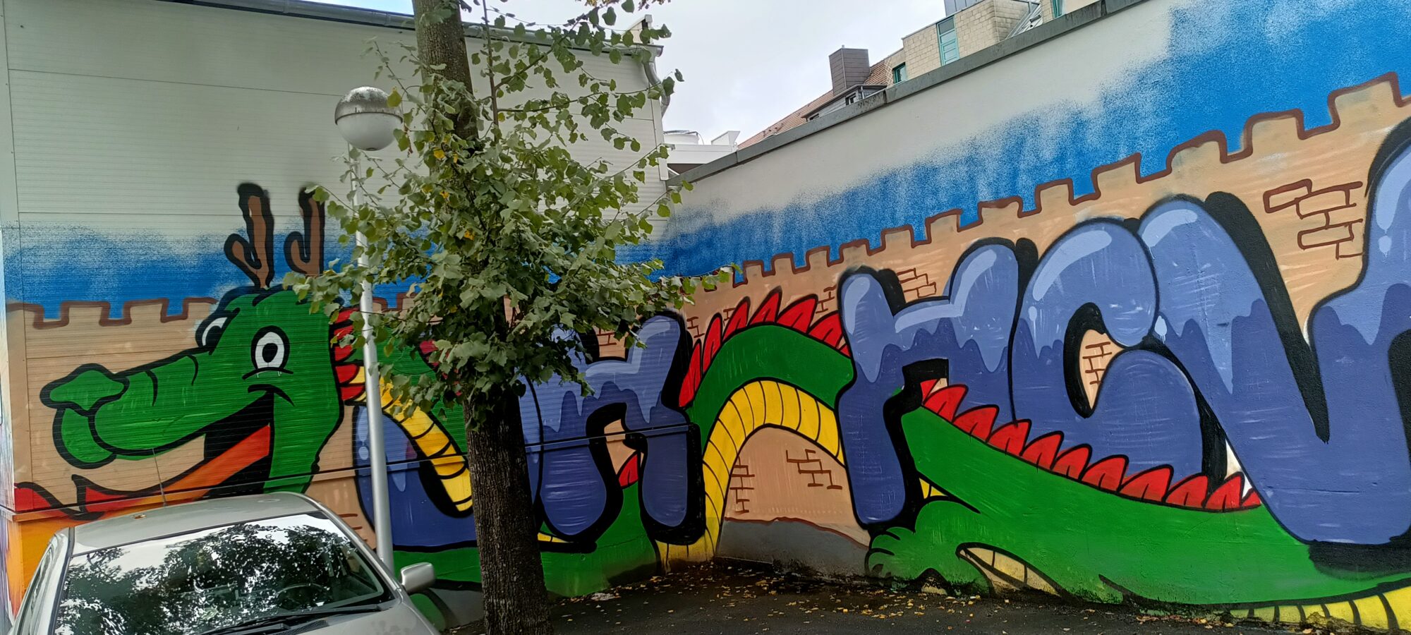 Dragon vert et lettres violettes — Street art à Köln