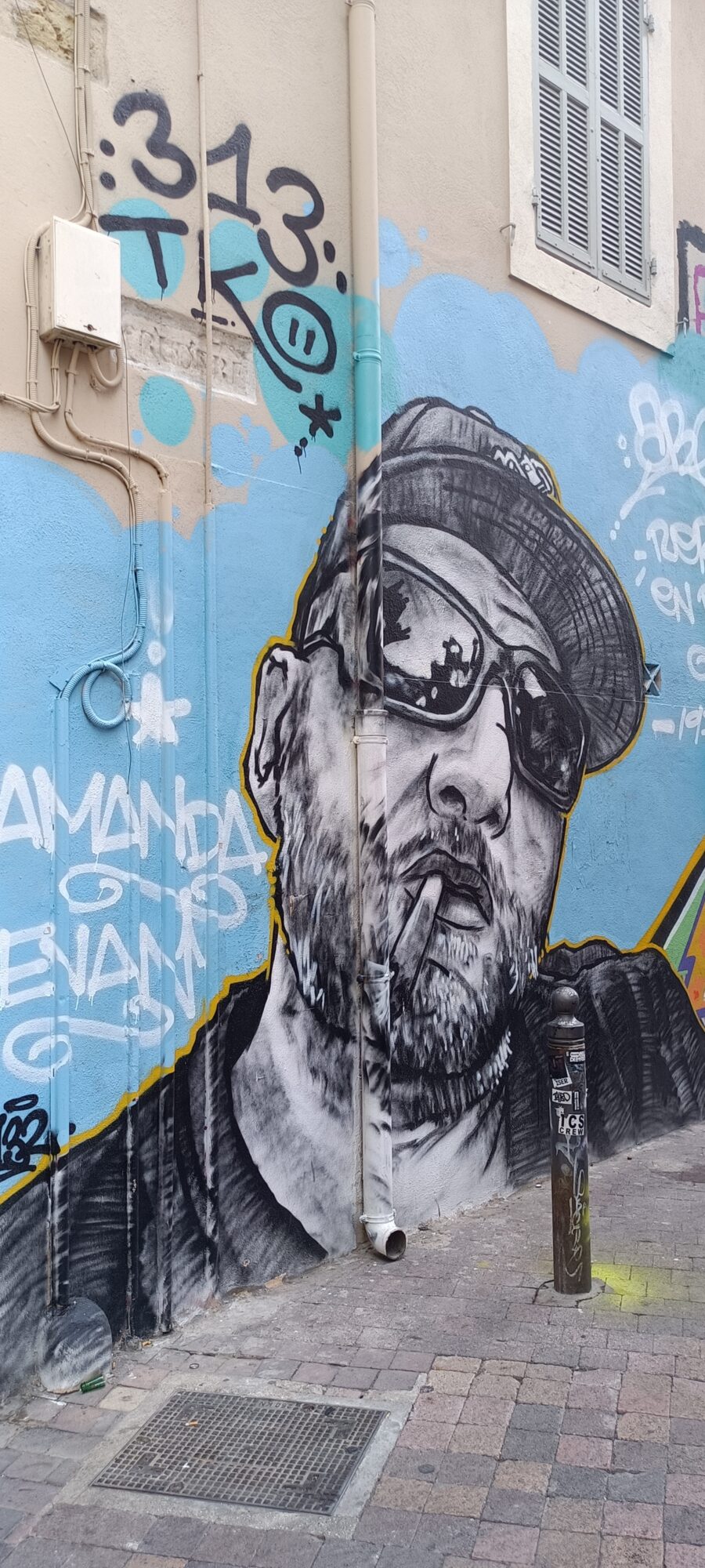 Portrait au bonnet et lunettes noires — Street art à Marseille