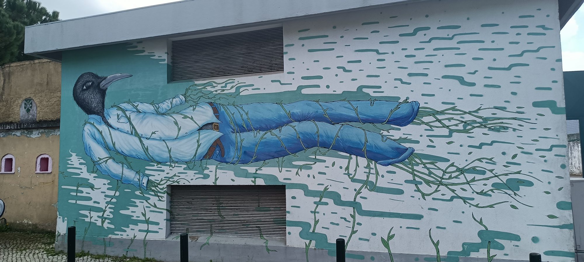 Figure à Tête de Corbeau et Lierres — Street art de Oze Arv à Lisbon