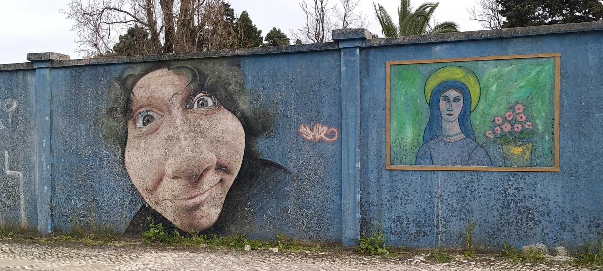 Caricature à lunettes et dame au voile bleu — Street art à Lisboa