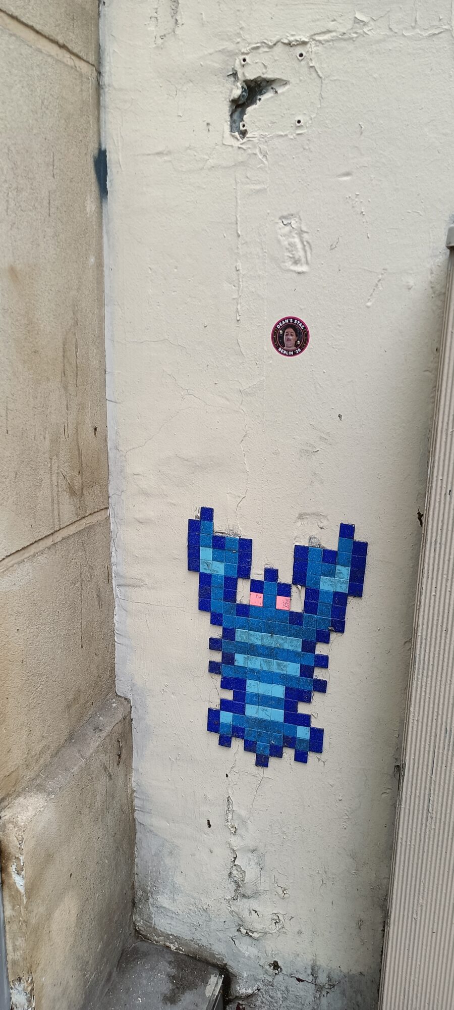 Space Invader bleu, faubourg Poissonnière — Street art de Invader à Paris