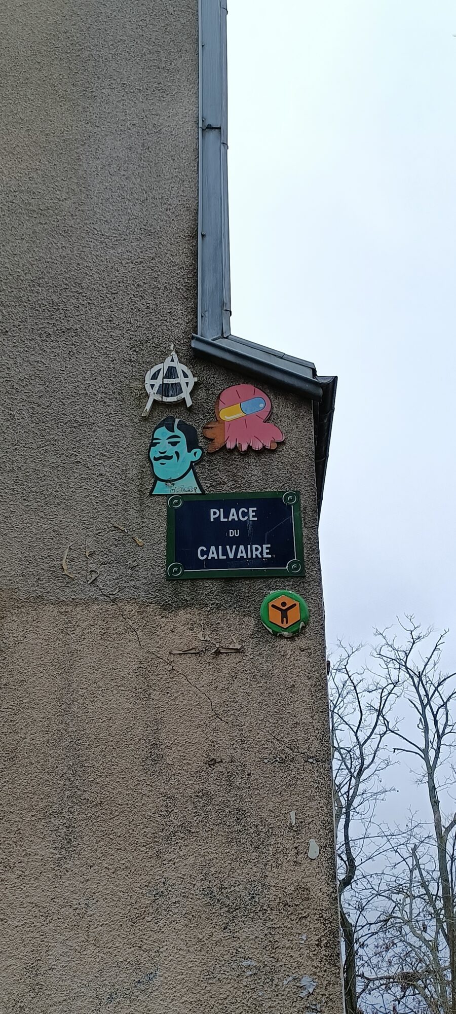 Mister P's turquoise face and pink capsule — Street art by Mister P in Paris