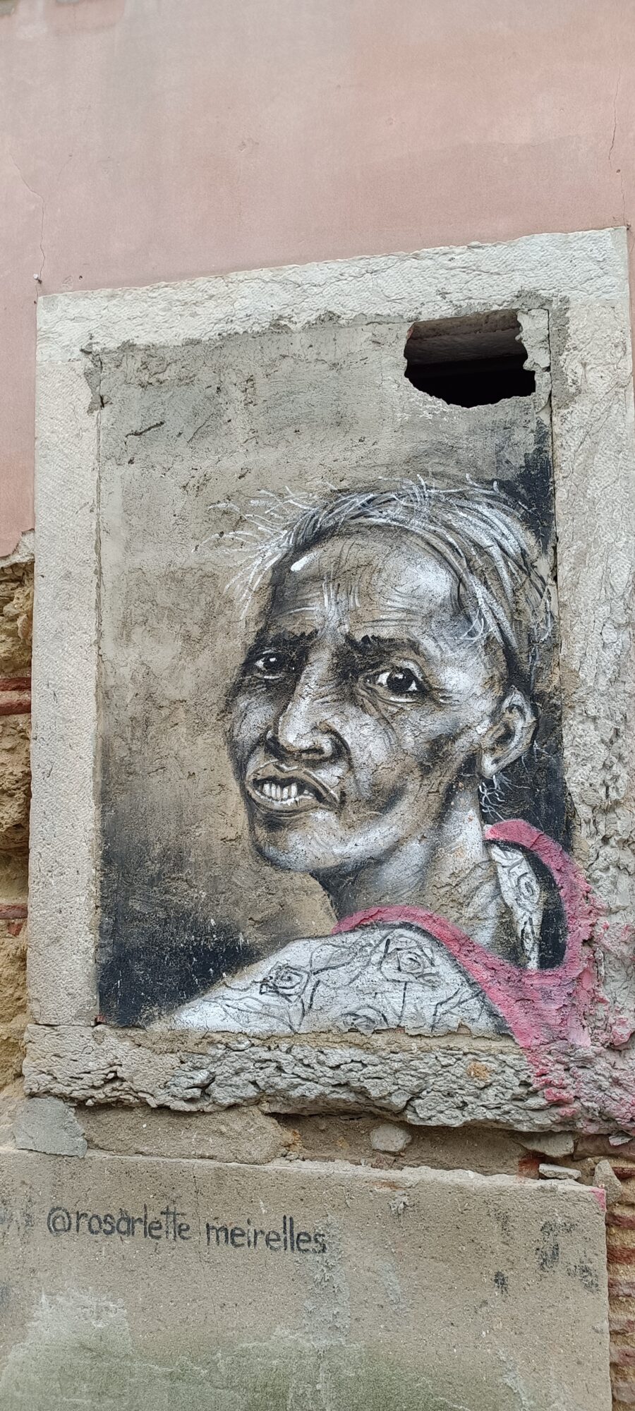 Portrait de vieille femme par Rosarlette Meirelles — Street art de Rosarlette Meirelles à Almada
