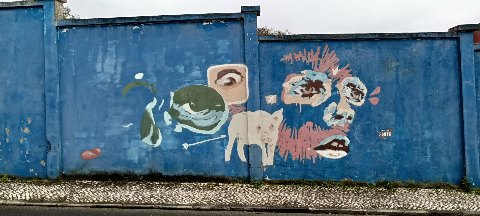 Collage d'yeux et cochon blanc — Street art à Lisboa