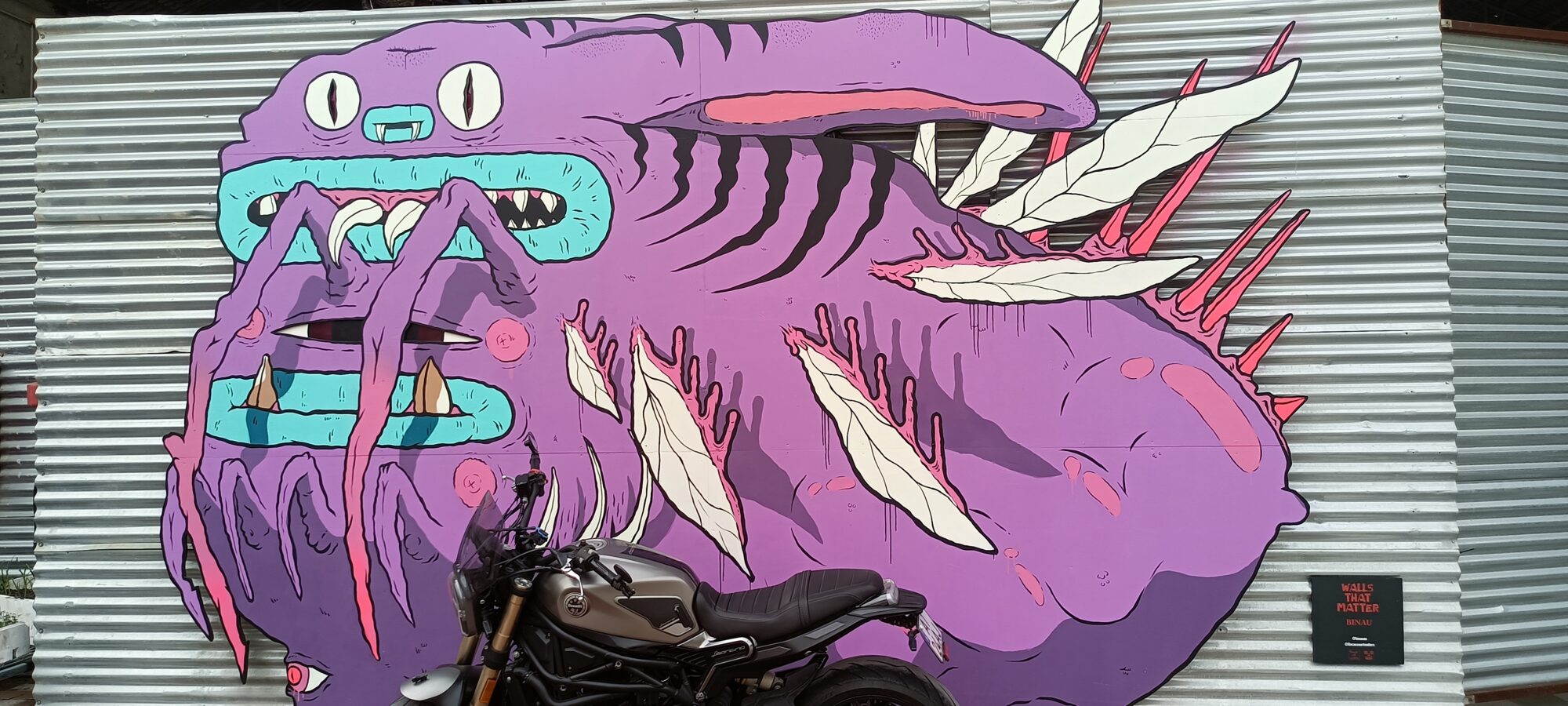 Monstre violet à bouches multiples, par Senai — Street art à Lisboa